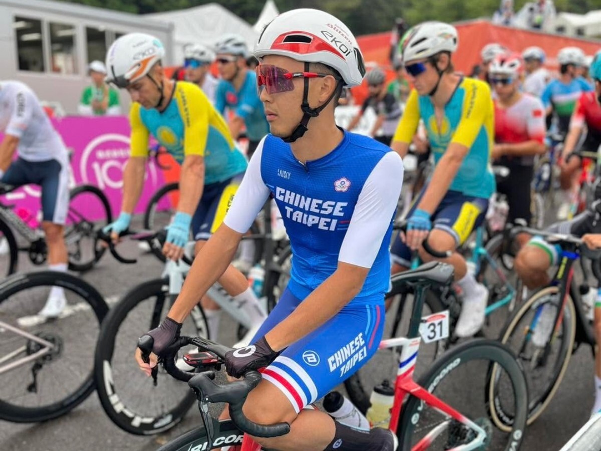 2026名古屋亞運男子公路賽起跑線上,台灣選手杜志濠前方嚴陣以待,後方則有哈薩克選手環繞
