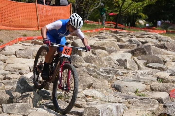2026名古屋亞運女子奧林匹克越野賽(XCO)中,台灣登山車選手蔡雅羽騎乘越野登山車行經充滿岩石與技術挑戰的賽道