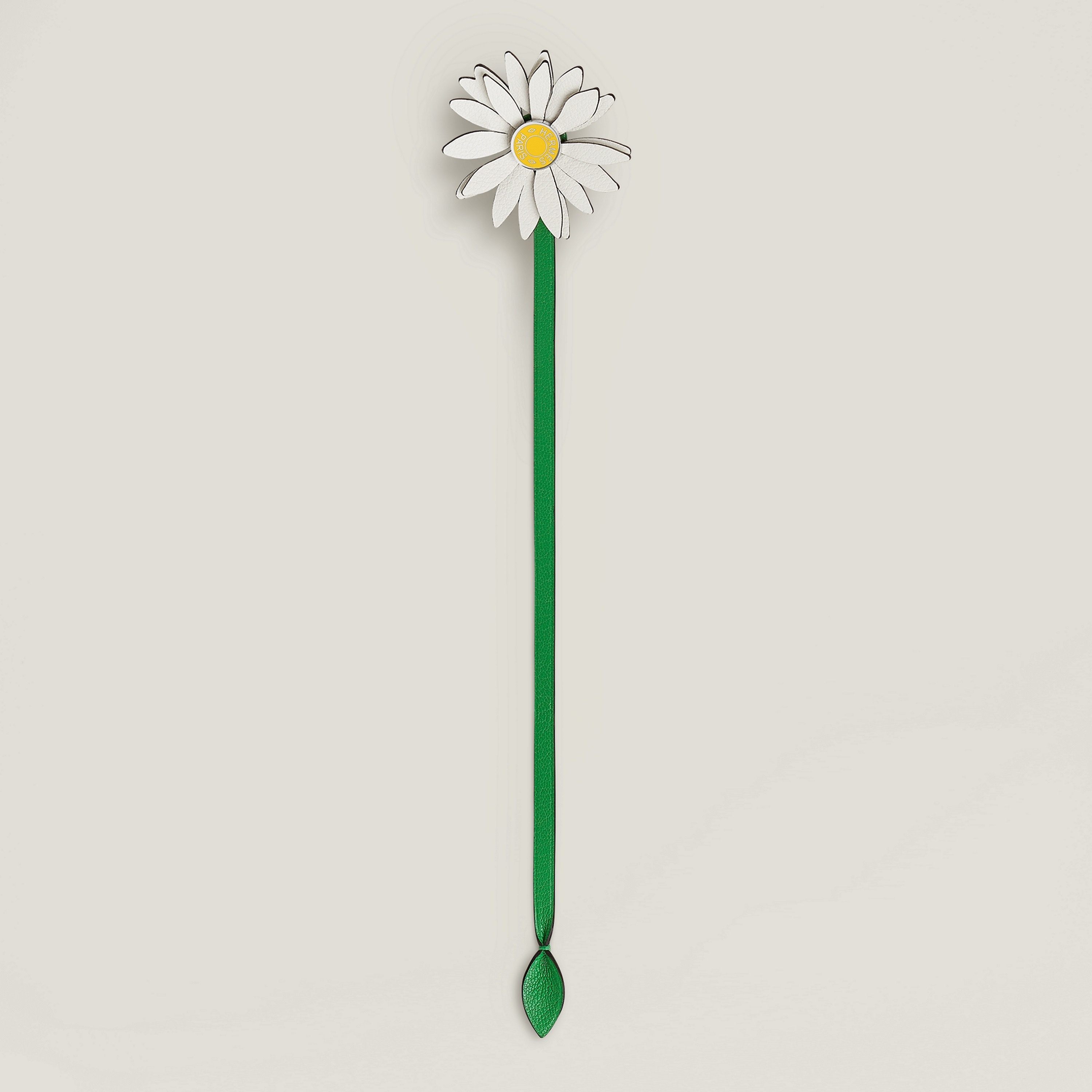Marguerite charm new white / jaune de naples / banbou
