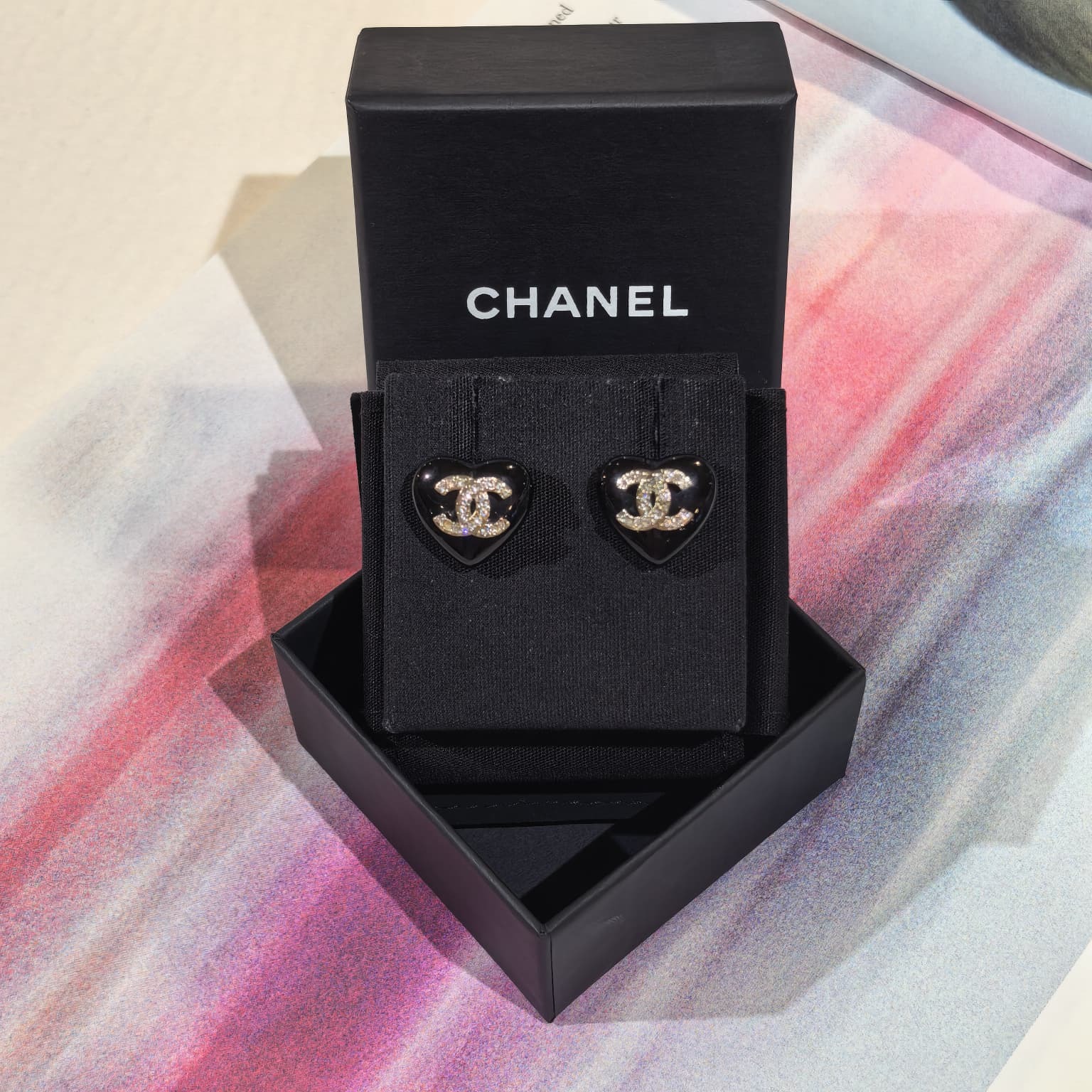 全新CHANEL耳環, 1.6 X 1.6CM, 愛心黑色/樹脂, 淡金CC水鑽, #香奈兒耳釘, #BRAND NEW #香榭站正品