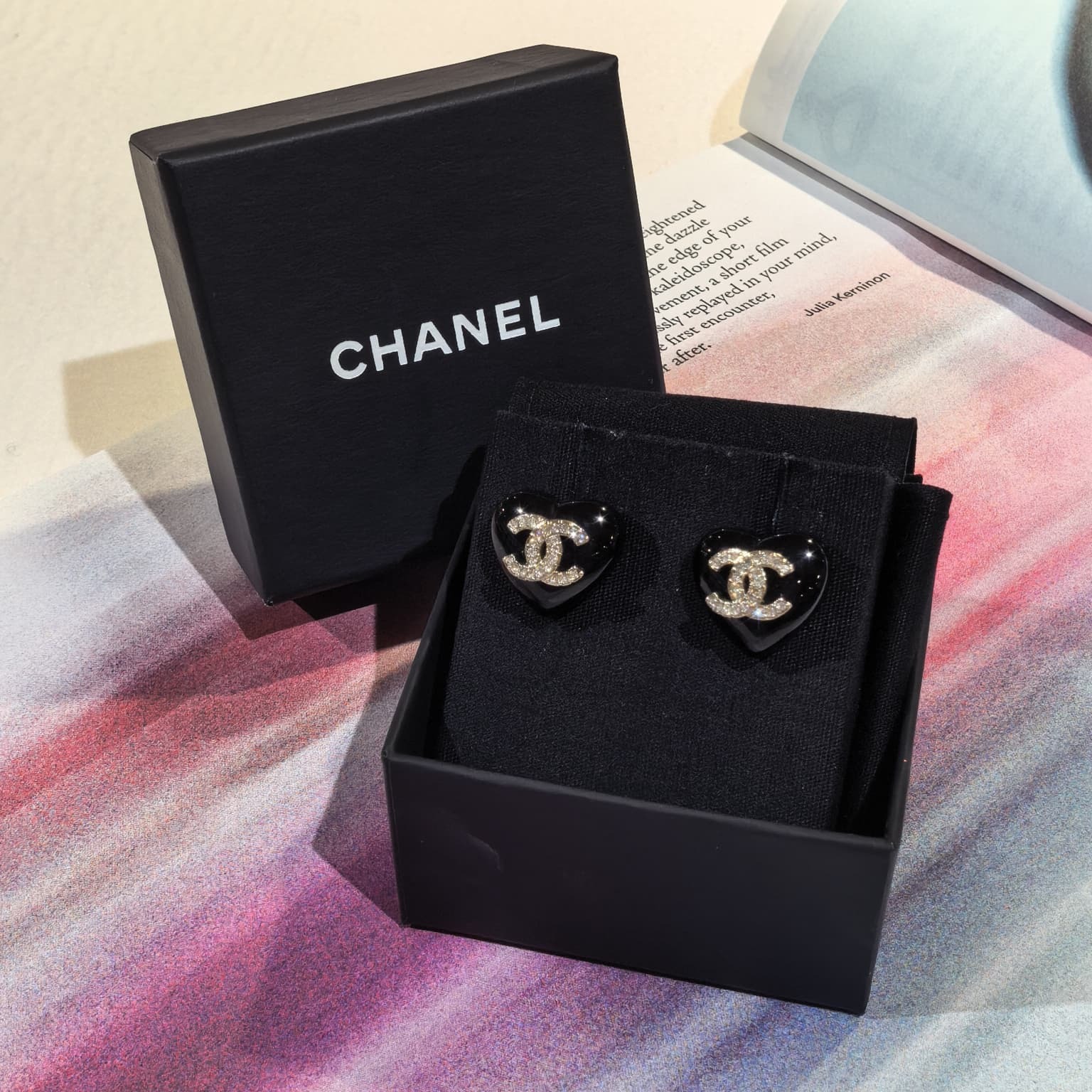 全新CHANEL耳環, 1.6 X 1.6CM, 愛心黑色/樹脂, 淡金CC水鑽, #香奈兒耳釘, #BRAND NEW #香榭站正品