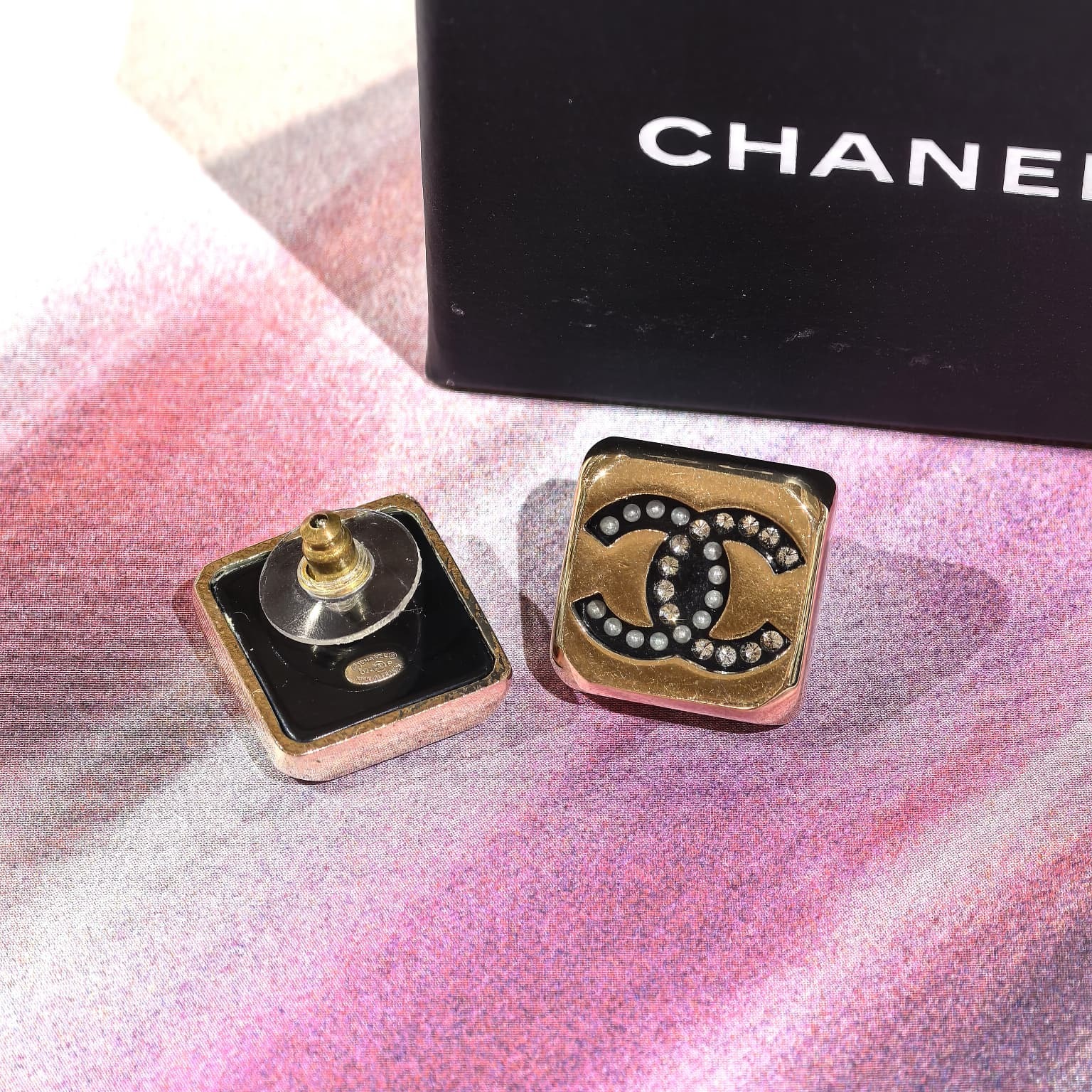 98%NEW二手CHANEL耳環,1.8 X 1.8CM, AB7971, 方形淡金屬/水晶, 雙C標誌, #香奈兒耳釘, #香榭站正品