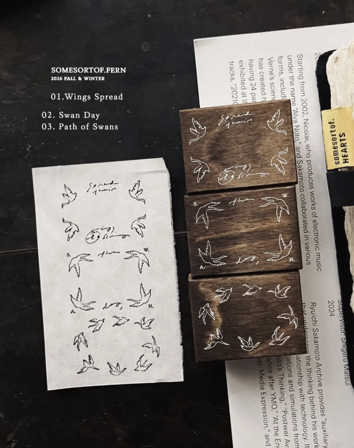 羊君｜𝐒𝐰𝐚𝐧𝐬 𝐢𝐧 𝐭𝐡𝐞 𝐒𝐤𝐲 - 復古櫸木印章