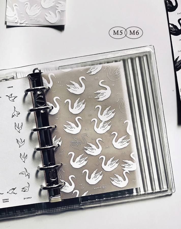 羊君｜白黒白鳥 - 𝐁𝐥𝐚𝐜𝐤 𝐚𝐧𝐝 𝐖𝐡𝐢𝐭𝐞 𝐒𝐰𝐚𝐧𝐬 - 活頁便條紙 (M5, M6)
