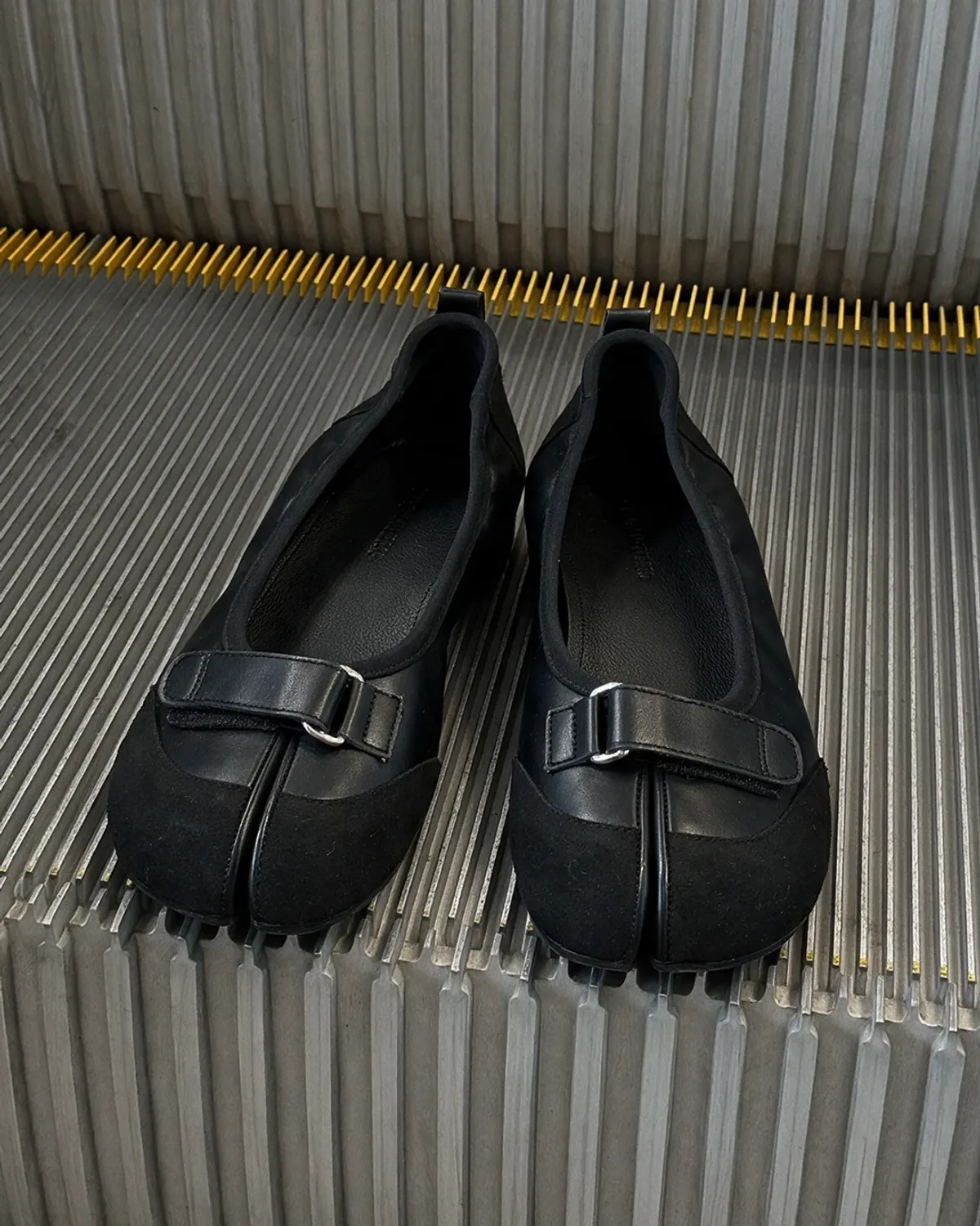 The Museum Visitor W TABI STRAP FLAT SHOES