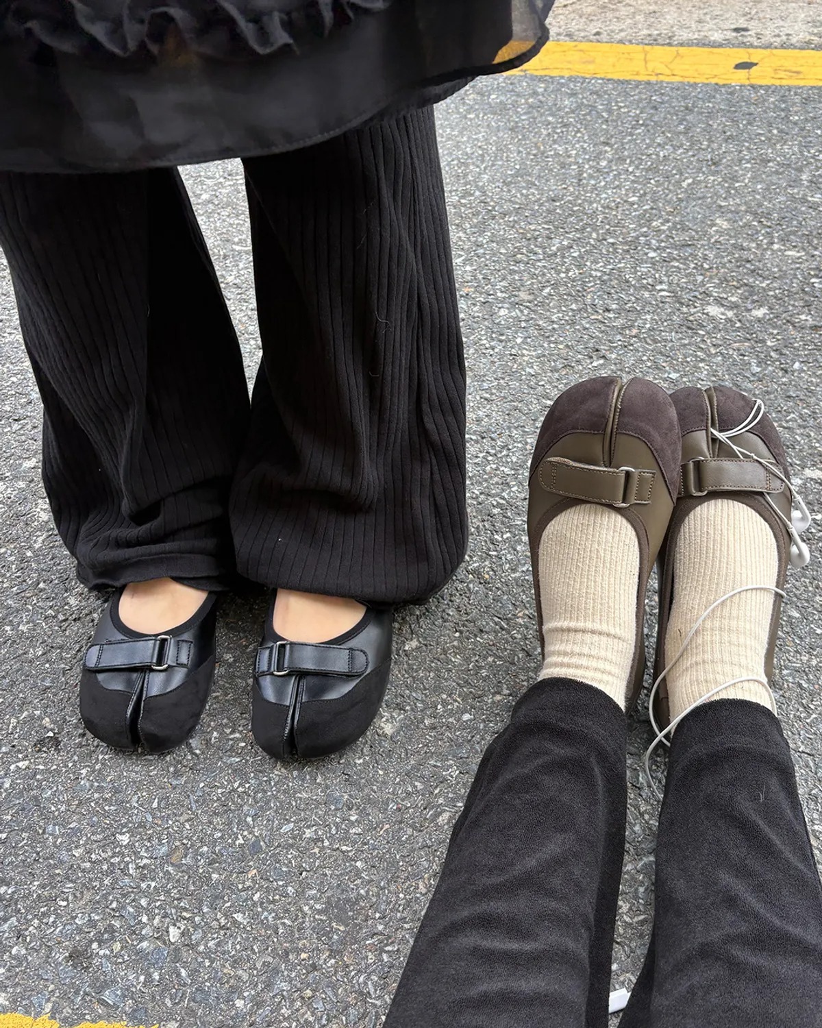 The Museum Visitor W TABI STRAP FLAT SHOES