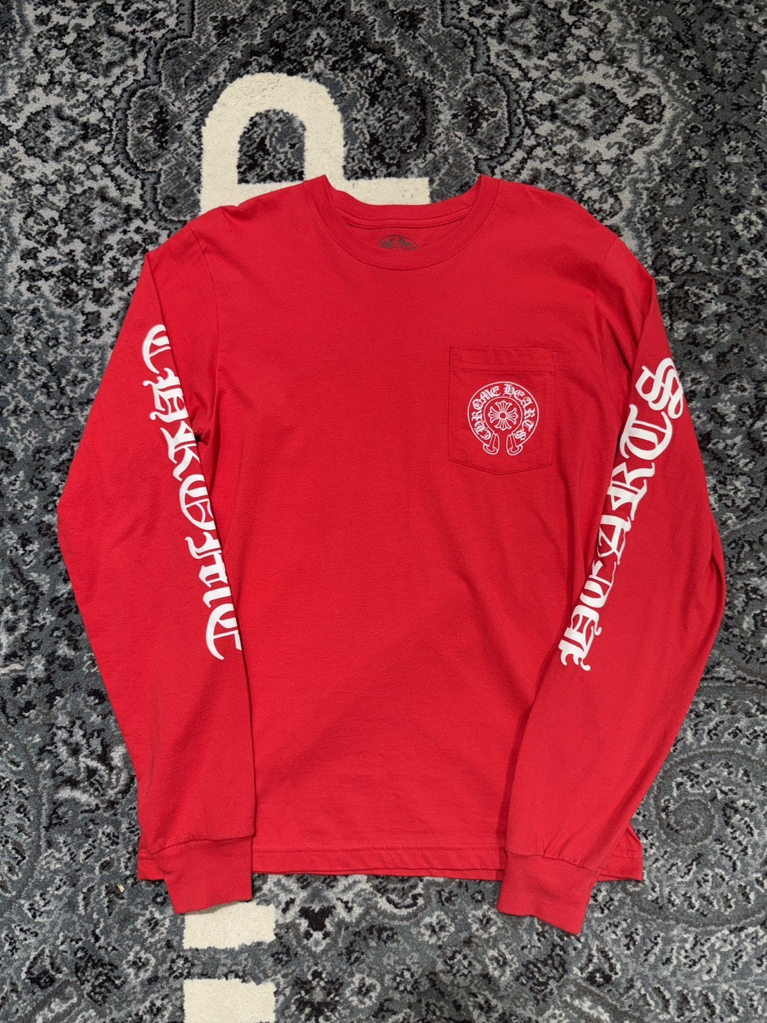 Chrome Hearts 克羅心 經典馬蹄手臂梵文背面卷軸款 紅白長袖  聖誕紅
