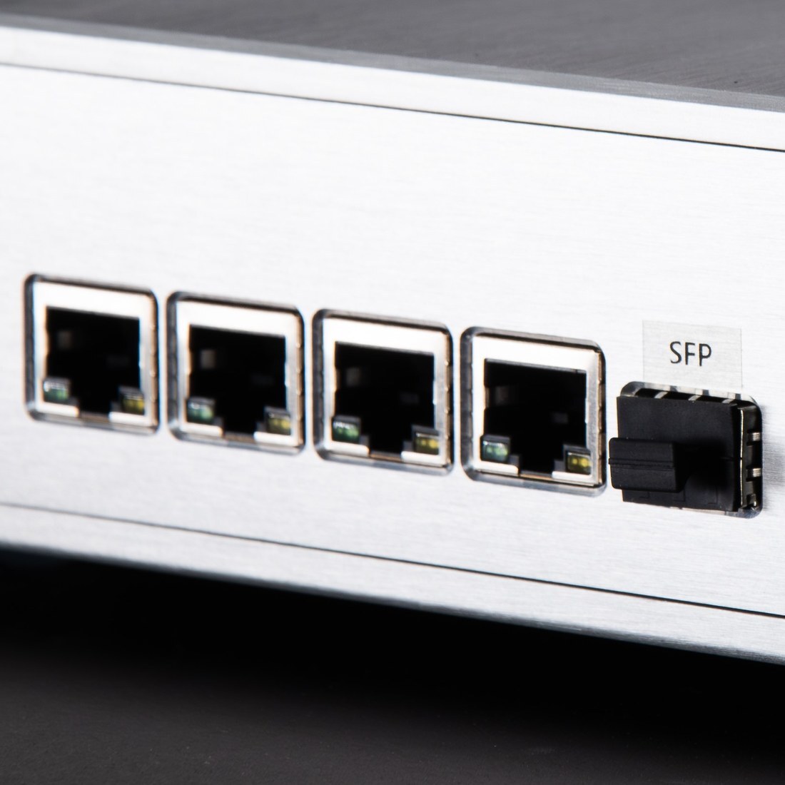 exD konNET-k 背板的 RJ45 插座與 SFP 接口