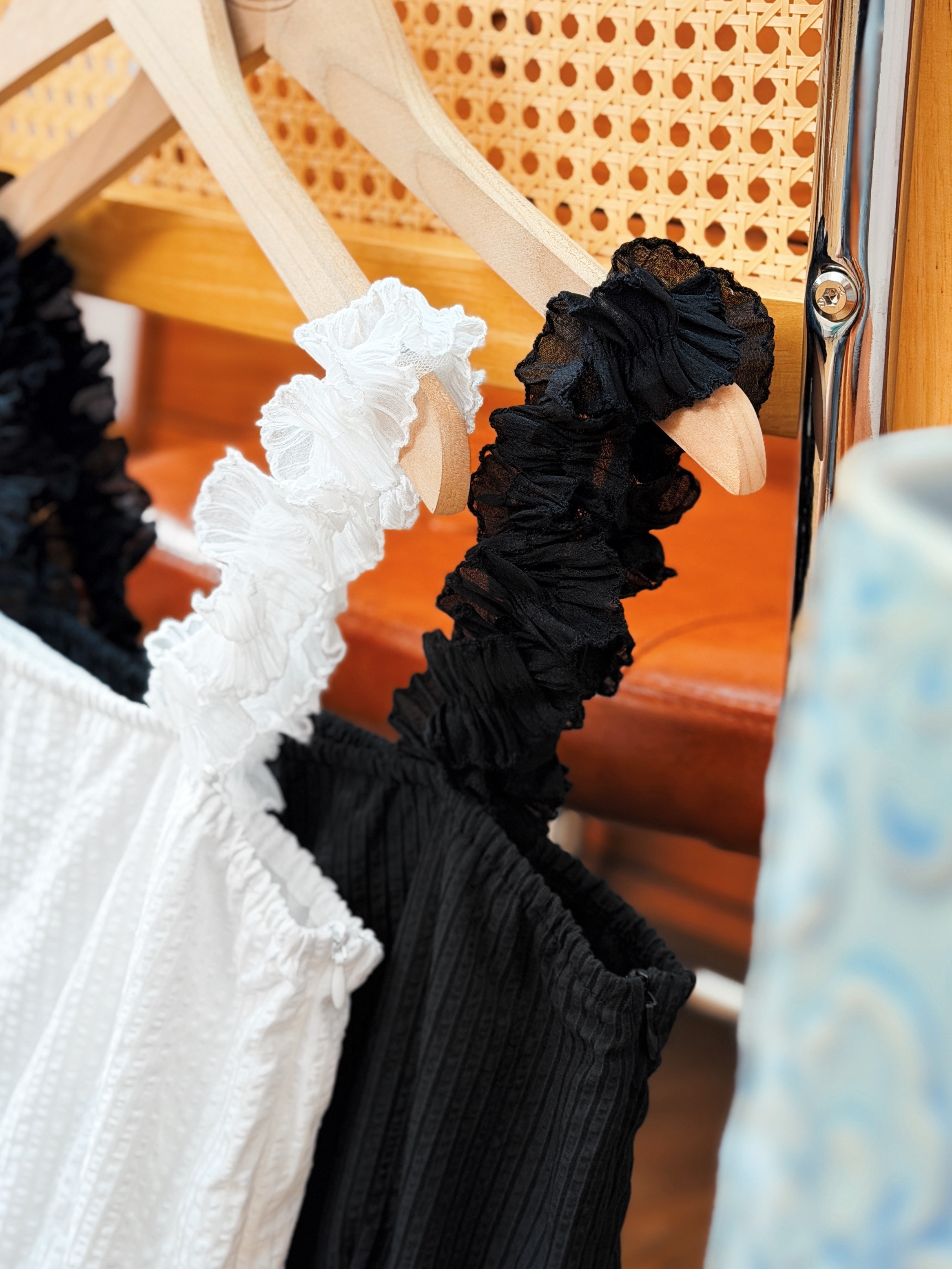 兩色 / 泡泡棉暗間荷葉肩帶背心 / Seersucker Ruffled Strap Peplum Top