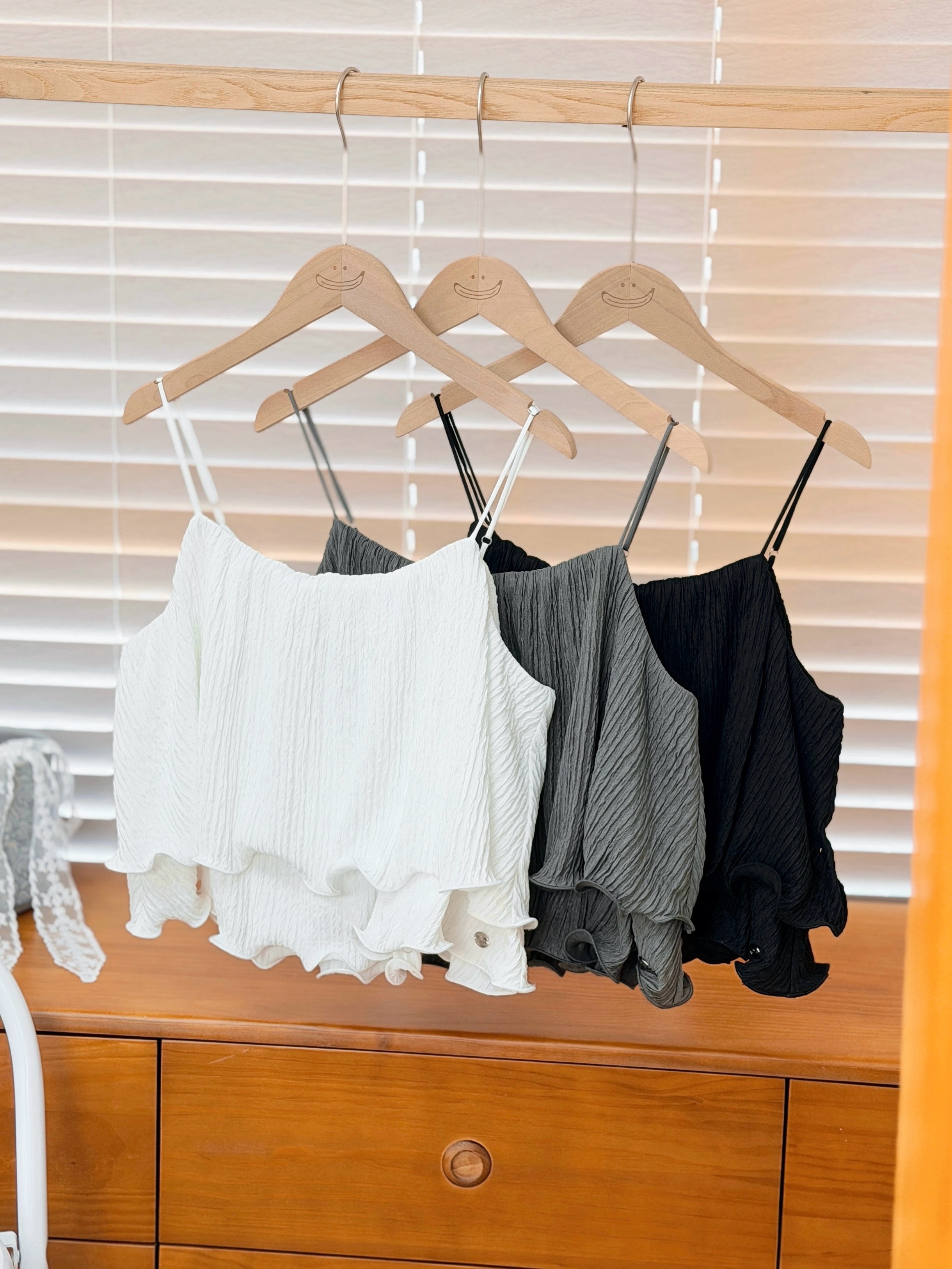 三色 / 肌理感雙層波浪傘擺背心 / Double-Tiered Wavy Flounce Cami Top