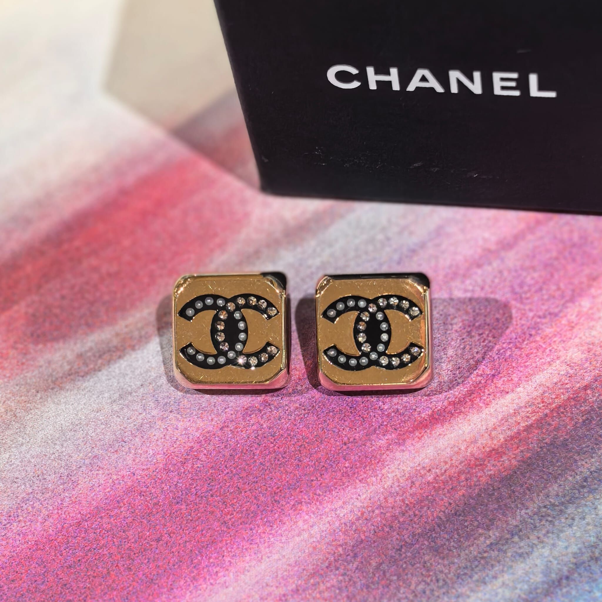 98%NEW二手CHANEL耳環,1.8 X 1.8CM, AB7971, 方形淡金屬/水晶, 雙C標誌, #香奈兒耳釘, #香榭站正品