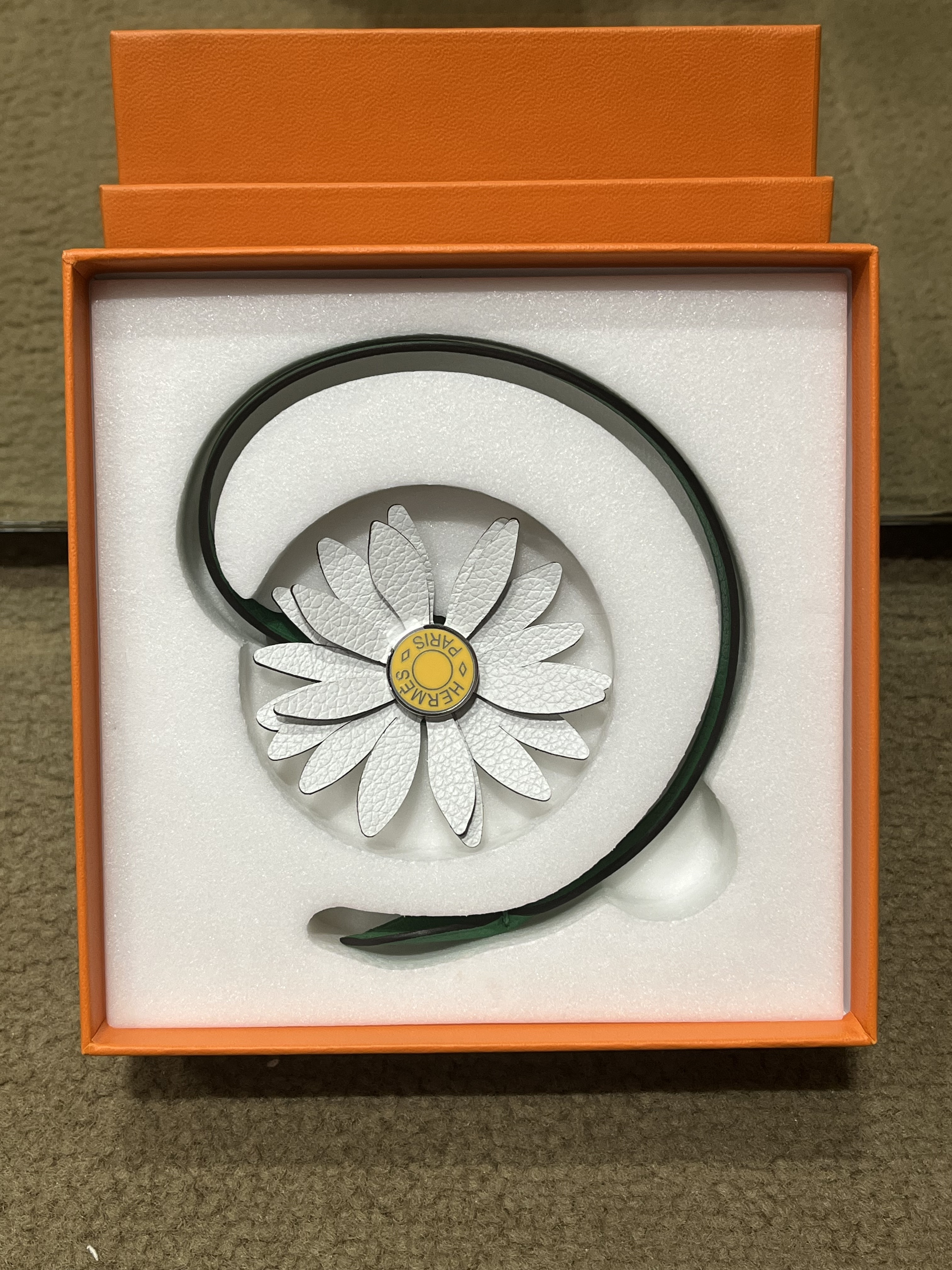 Marguerite charm new white / jaune de naples / banbou