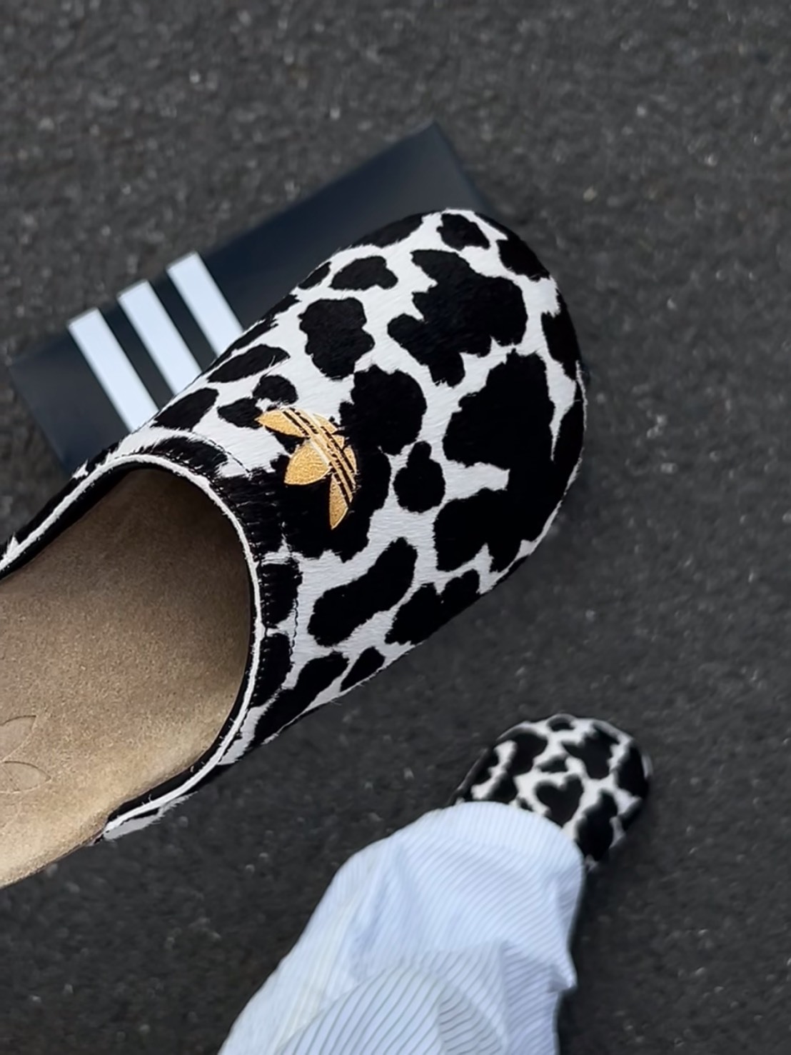 〈 MOO~~🐮🥛〉Adidas Originals Adimule 乳牛紋 穆勒鞋 懶人鞋