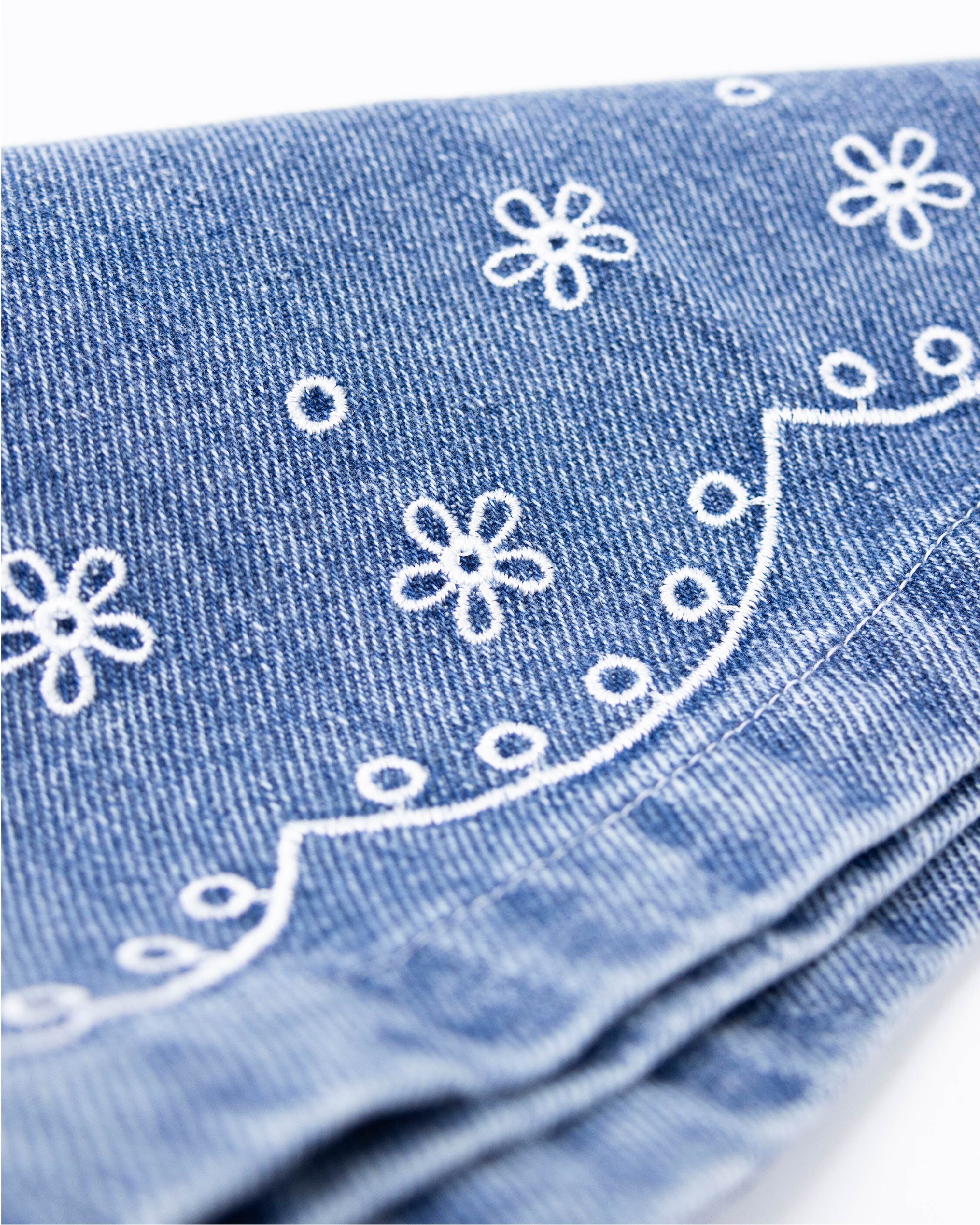 典雅刺繡花朵寬版牛仔褲 (H65324)