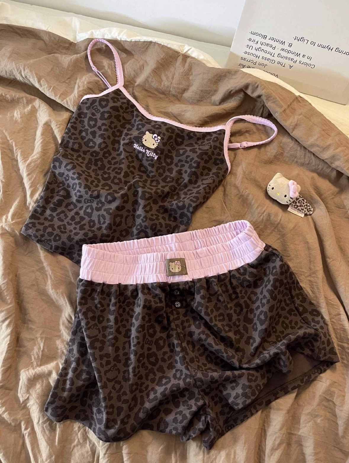代購-〈正版授權〉野獸派 x Hello Kitty 短袖短褲 豹紋套裝 樹莓粉/可可咖
