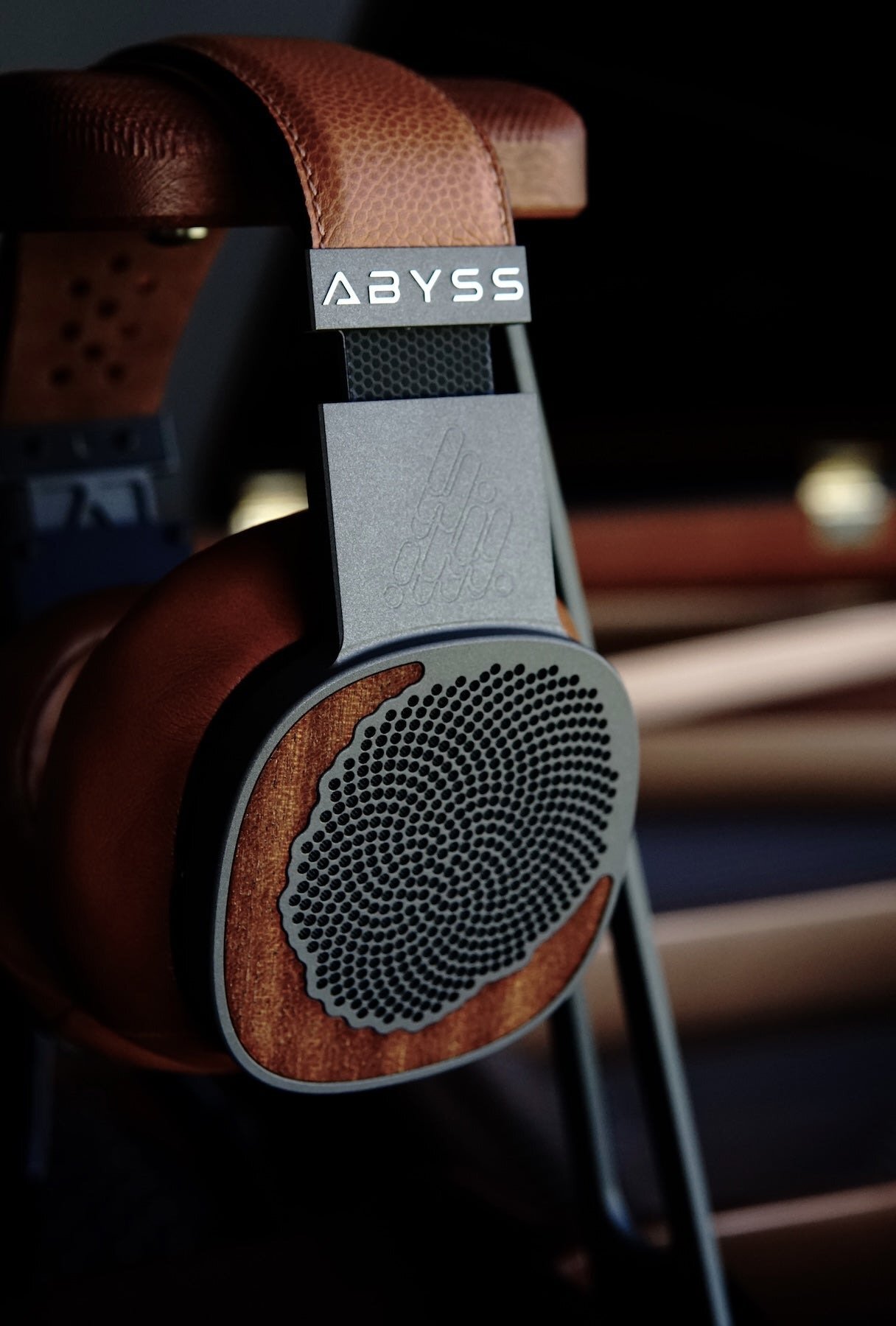 ABYSS Diana MRx Sapele 木外殼與皮革頭帶