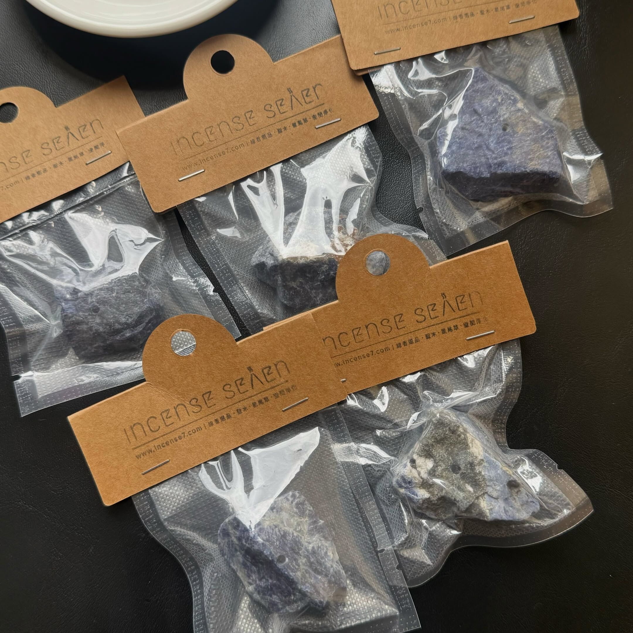 [原石] 蘇打石 / 巴西方納石 原礦 線香座