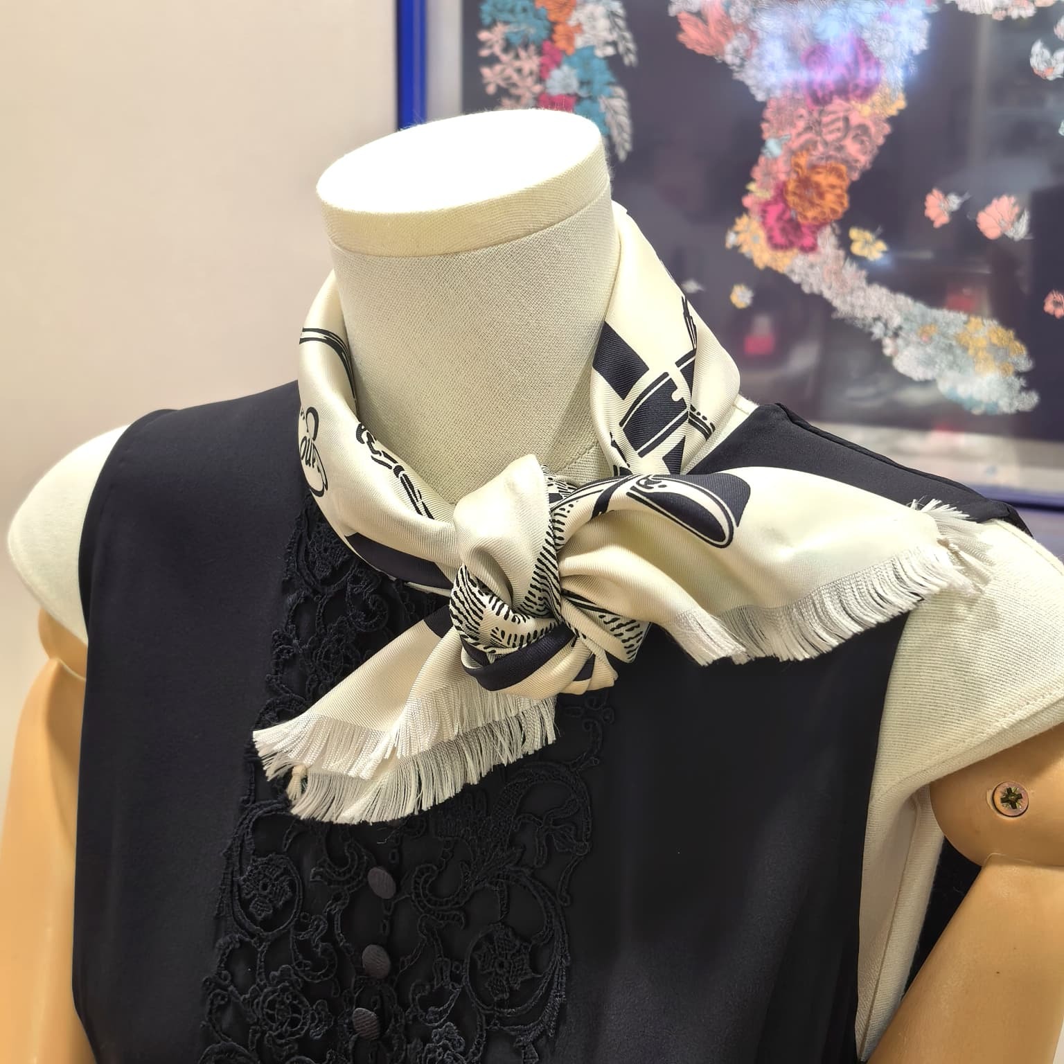 全新HERMES Scarf, 80x80cm, Grand Manege fringed scarf 80,  H271752T 11, 白色拼黑印花真絲,愛馬仕圍巾/絲巾/披肩 #BRAND NEW #香榭站正品