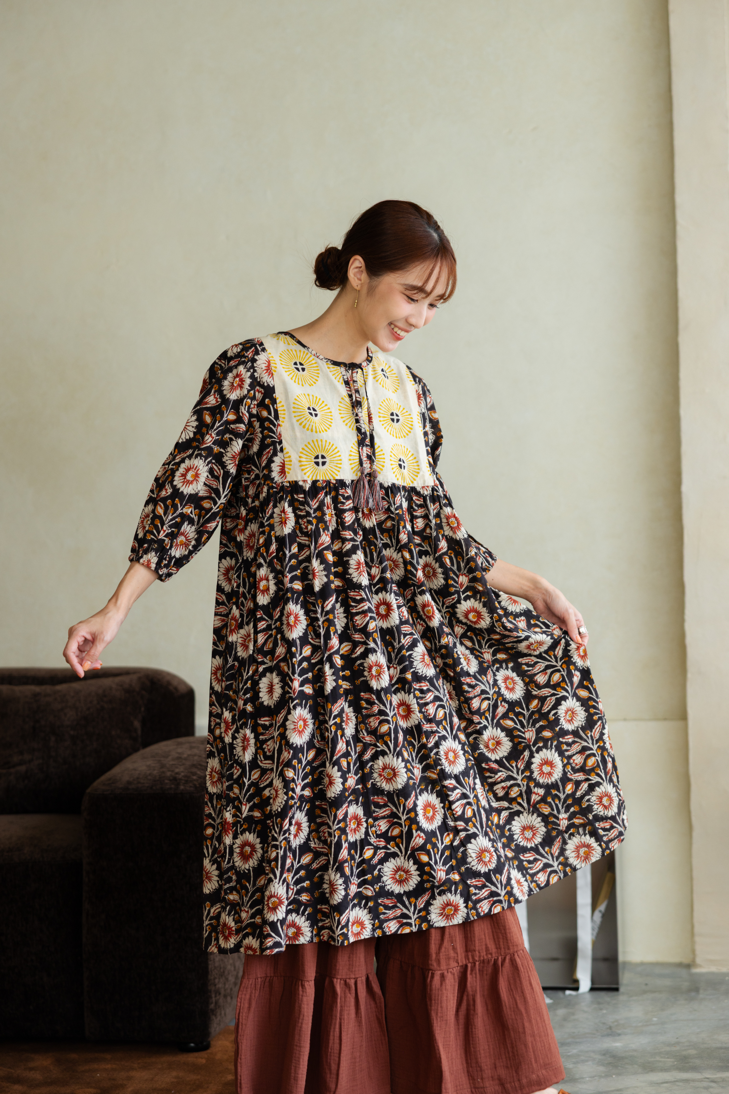 【 10/2 週五新品 】前綁帶七分袖拼接洋裝_黑花