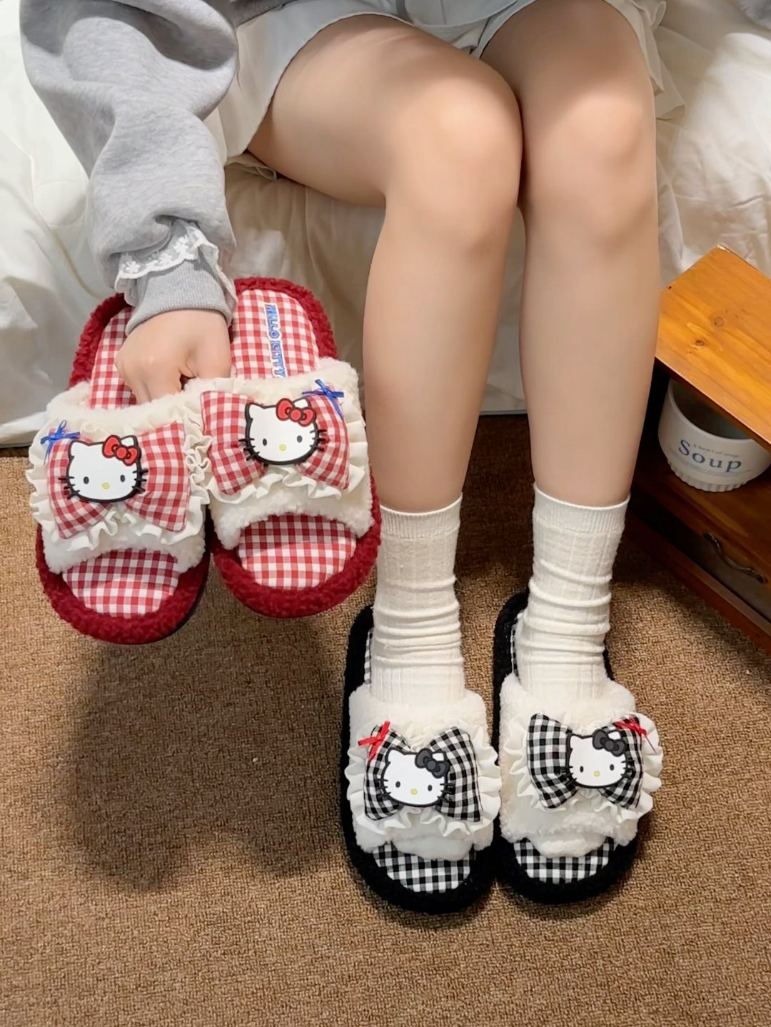 代購-細細條 xSanrio三麗鷗 聯名款 可愛格子HelloKitty 軟底 一字拖 室內拖 拖鞋