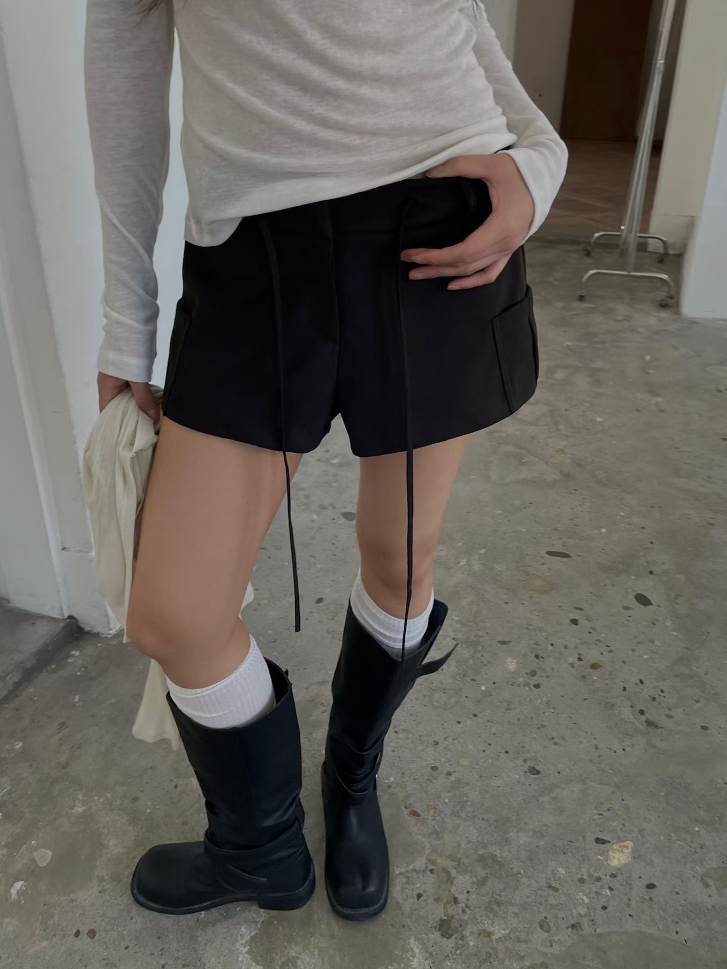 綁帶後腰鬆緊迷你西裝短褲