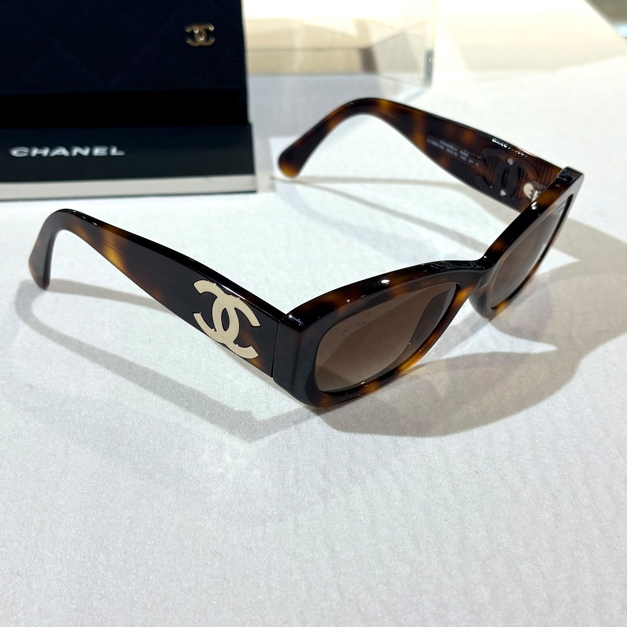 Display !!全新CHANEL 太陽眼鏡 5493 Rectangle Sunglasses 琥珀色邊奶茶鏡面 #香榭站正品
