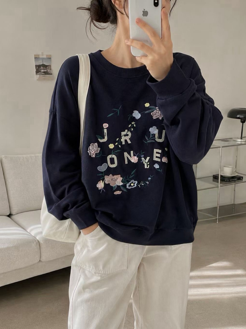 小花藏著好心情★立體花朵電繡休閒大學T