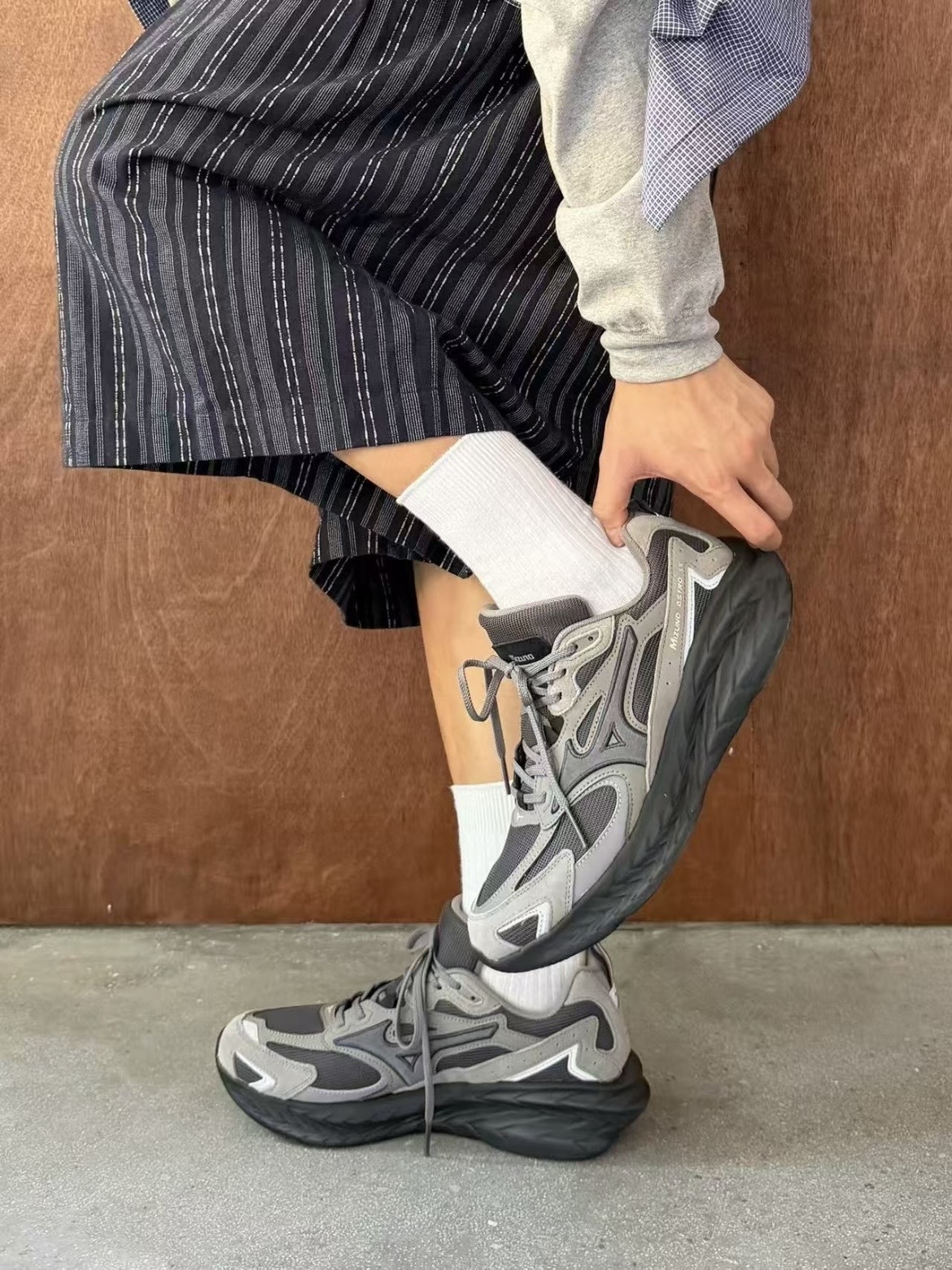 MIZUNO ASTRO LS 厚底緩震 (碳灰黑)