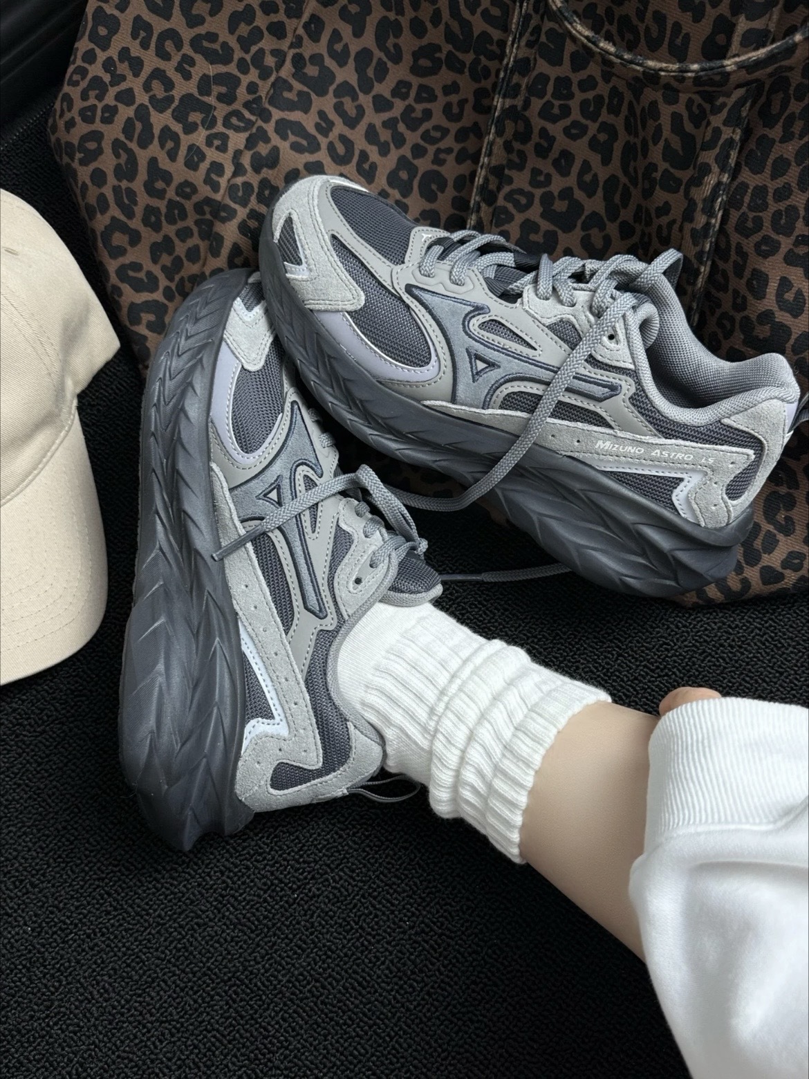 MIZUNO ASTRO LS 厚底緩震 (碳灰黑)