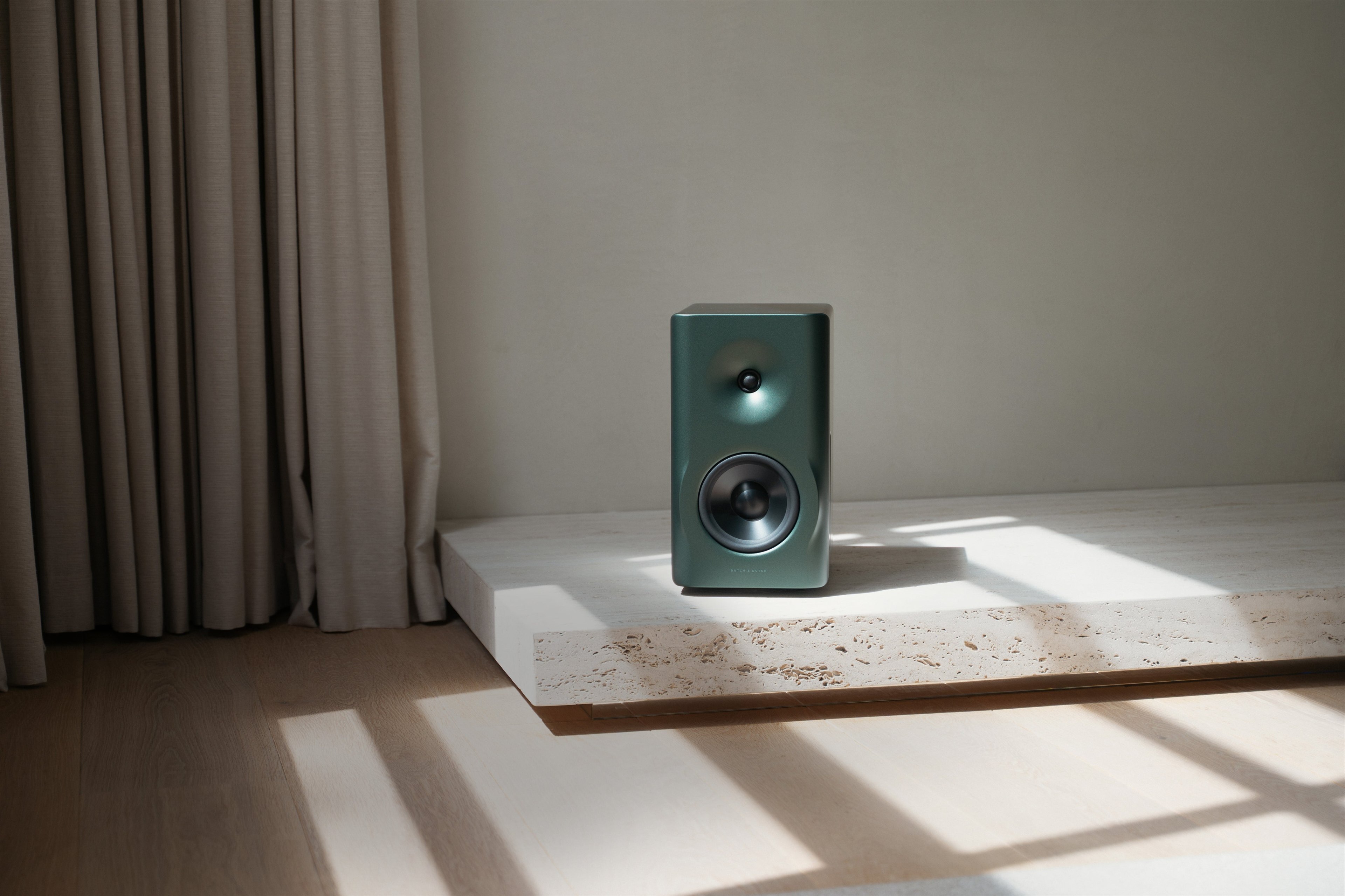 Dutch & Dutch 6c Metallic Pine 主動式喇叭 置於石灰華平台上