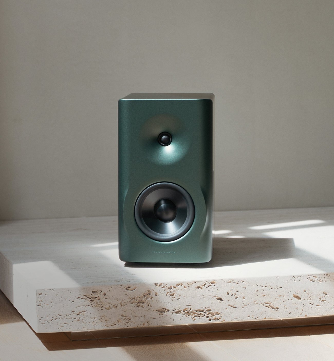 Dutch & Dutch 6c Metallic Pine 置於石灰華平台上
