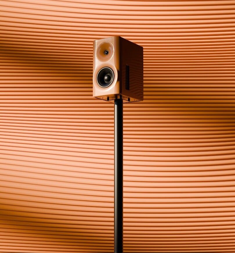 Dutch & Dutch 6c Metallic Copper 置於腳架上