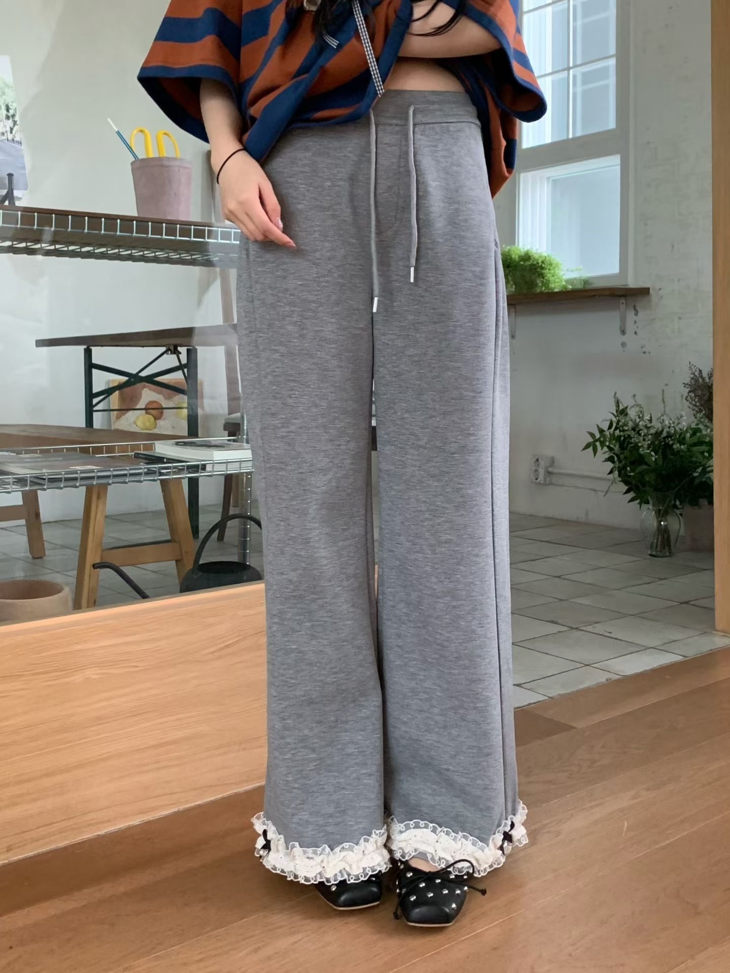 黑小結蕾絲褲腳休閒褲