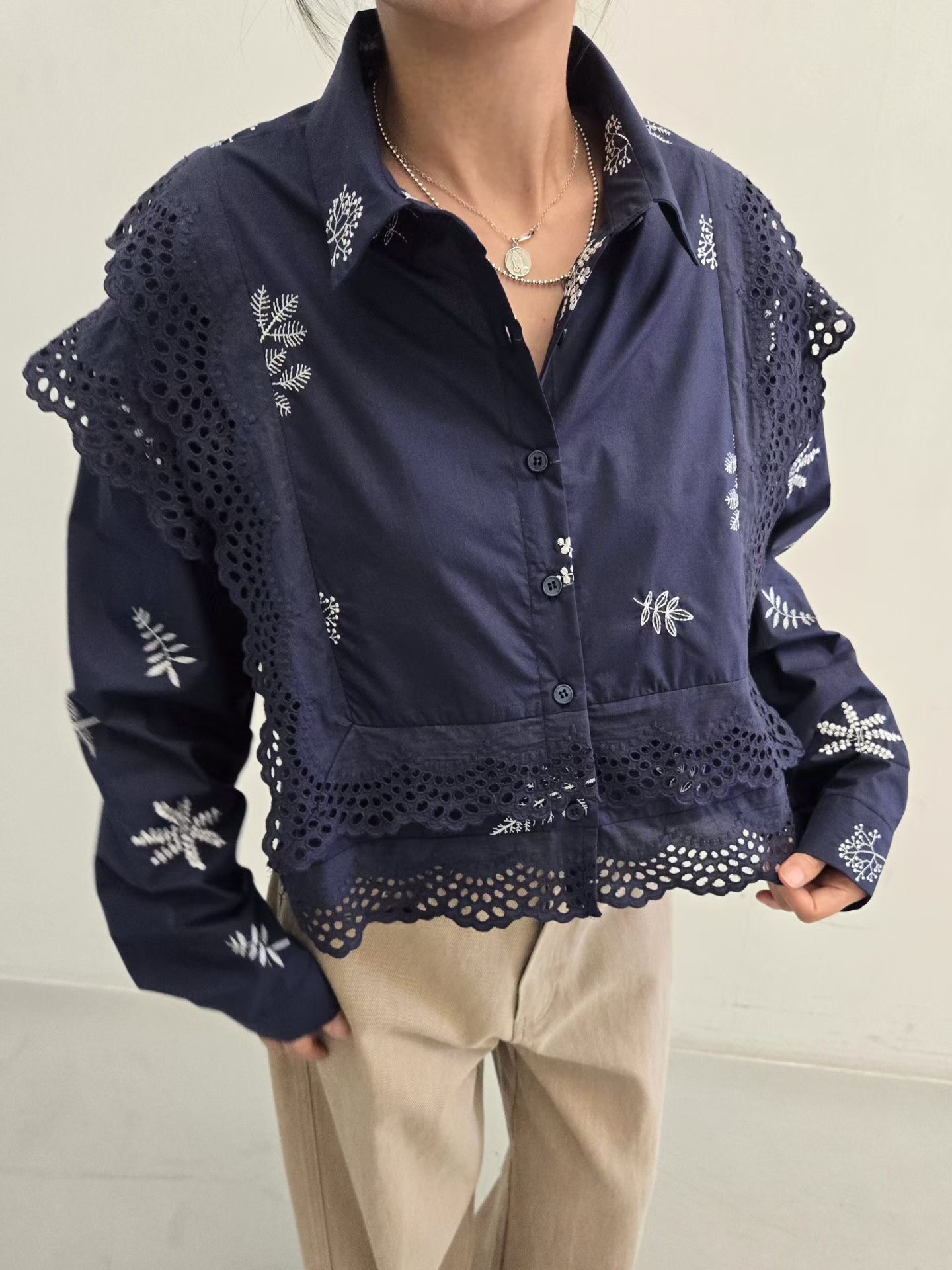 枝葉蕾絲框襯衫