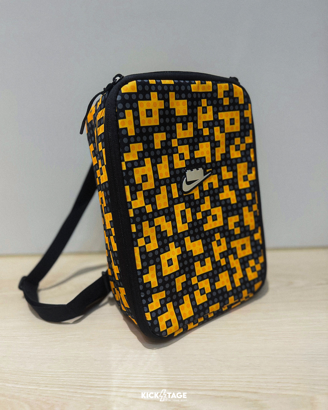 LEGO X NIKE SHOEBOX 樂高 聯名 黑黃 9L 後背 方包 鞋帶包 手提包【IO7658-739】UTIBG