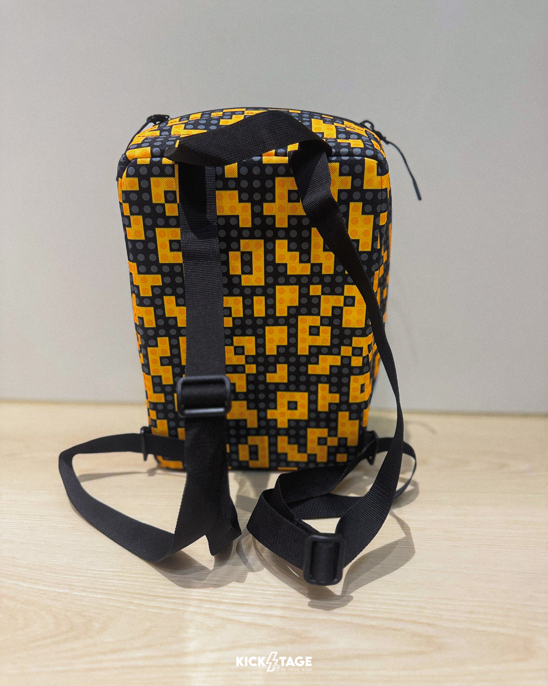 LEGO X NIKE SHOEBOX 樂高 聯名 黑黃 9L 後背 方包 鞋帶包 手提包【IO7658-739】UTIBG
