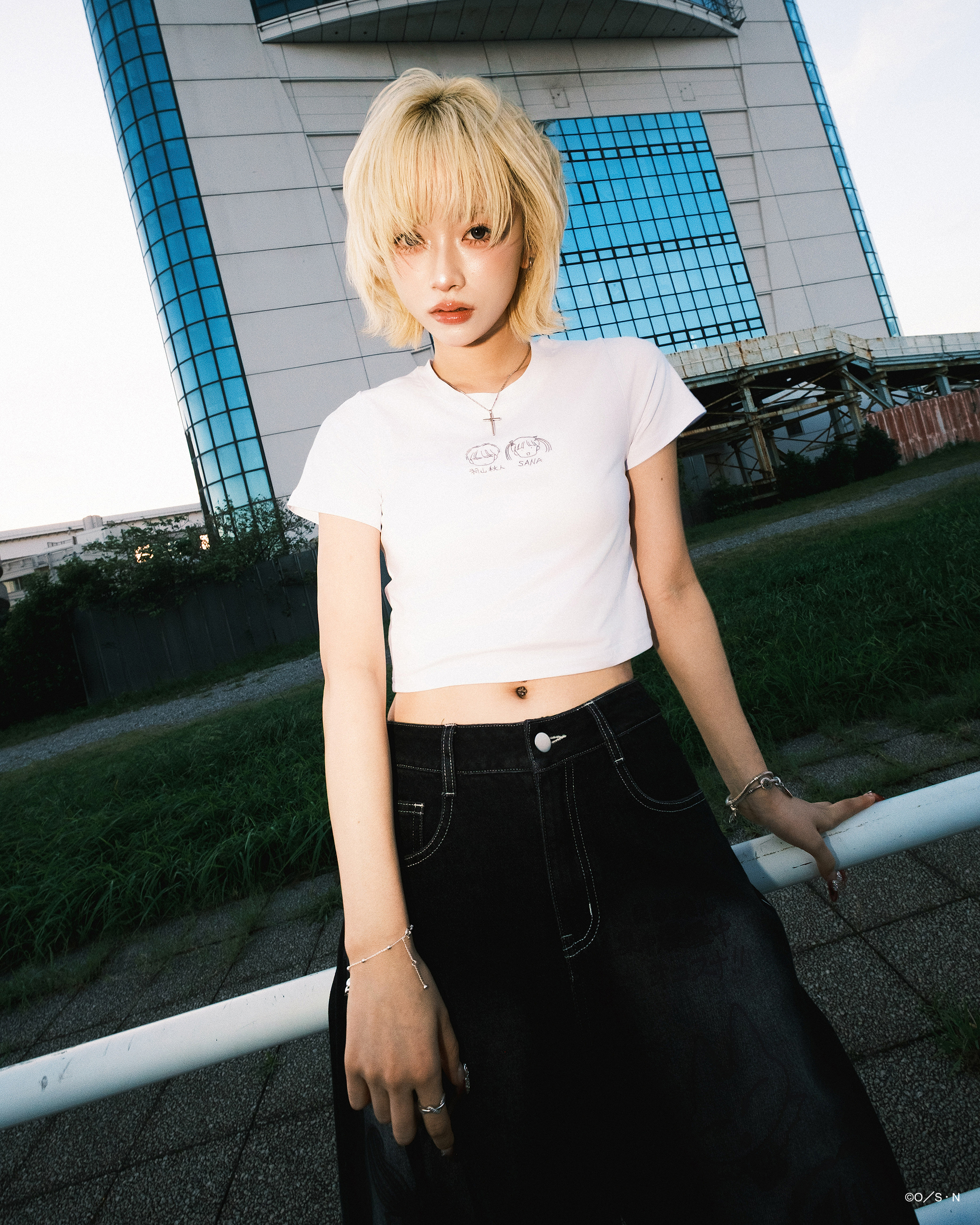 (預購5月出貨) 紗南&羽山 塗鴉風短版合身T-shirt 白