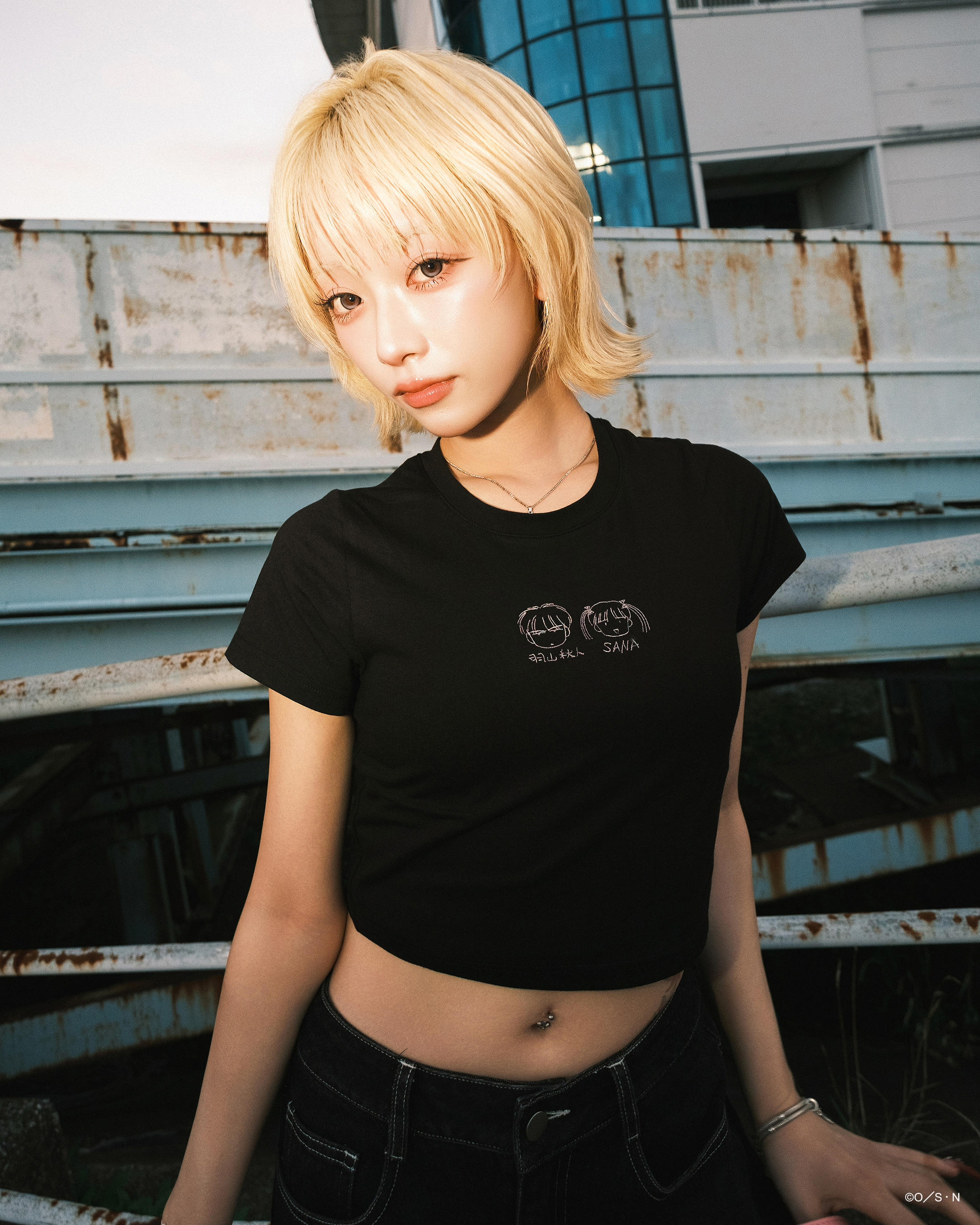 (預購5月出貨) 紗南&羽山 塗鴉風短版合身T-shirt 黑