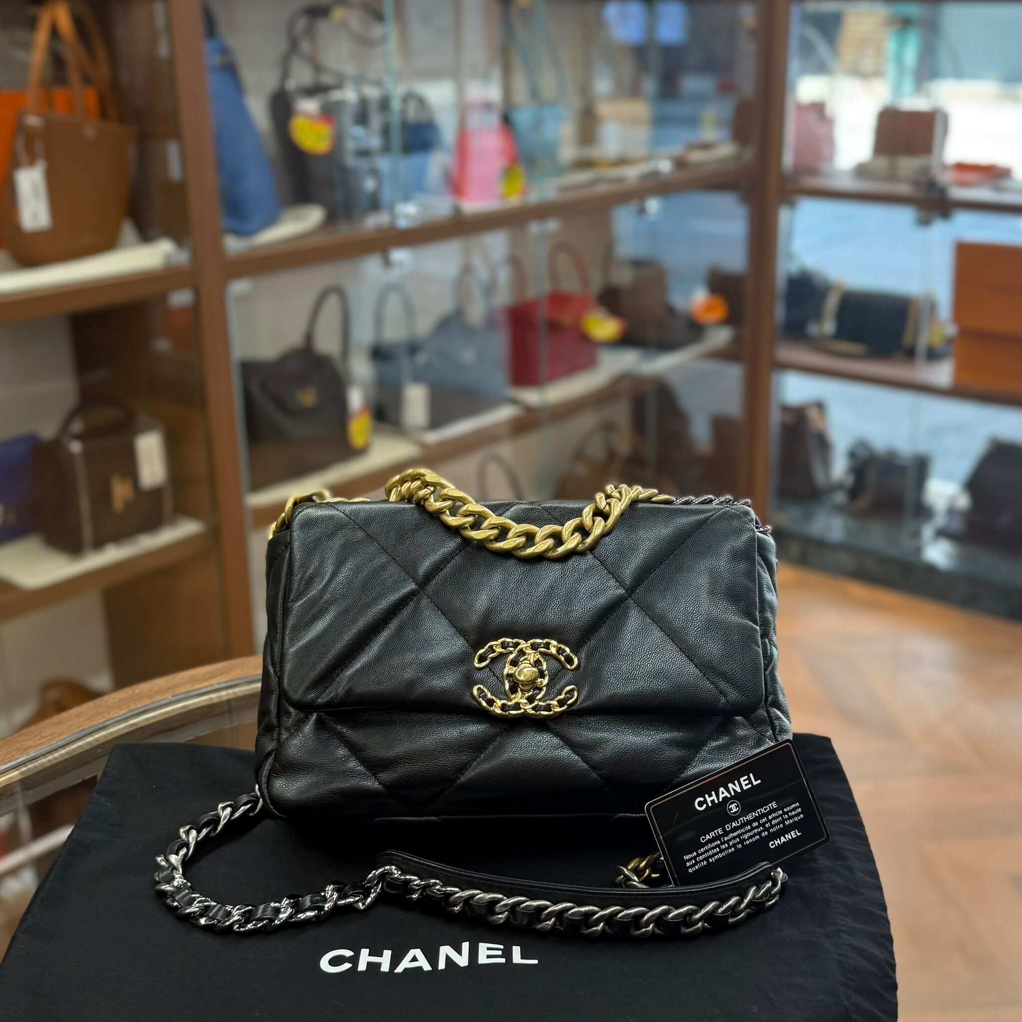98%NEW USED CHANEL 19 SMALL 黑色羊皮復古金銀扣小號 #30開 #香奈兒
