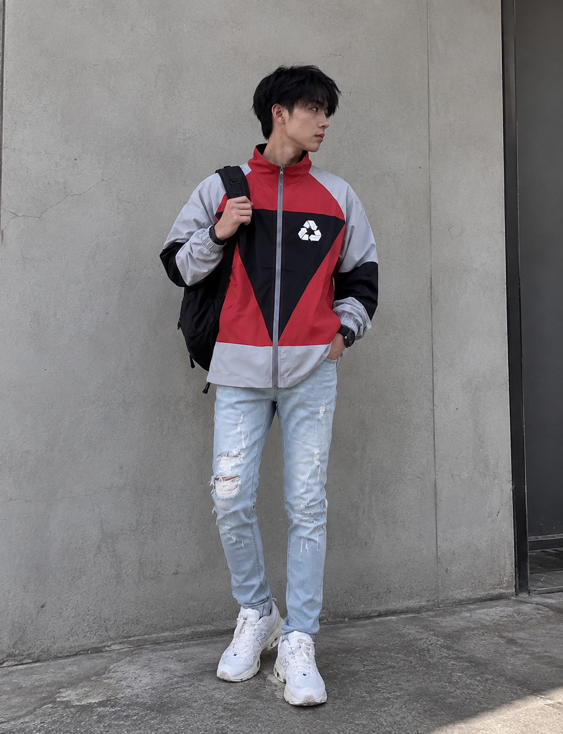 男生紅灰黑拼接外套搭配淺藍牛仔褲