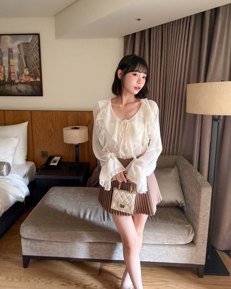 LINA LINA優美呢喃垂墜荷葉滾邊綁結織紋上衣-溫柔杏