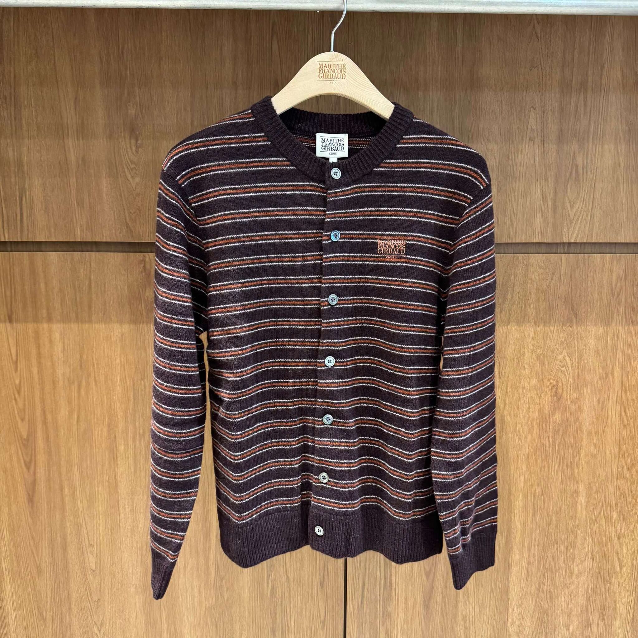 香港$13300!!連線入code再減😱!! MARITHE FRANCOIS GIRBAUD (MFG)｜MFG46FCD201 PREMIUM SMALL CLASSIC LOGO WOOL ROUND NECK CARDIGAN [3 colors] M366