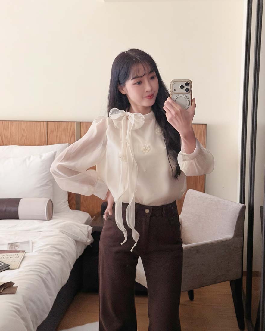LINA LINA華麗女伶珍珠鑽石花朵蝴蝶綁結上衣-氣質杏
