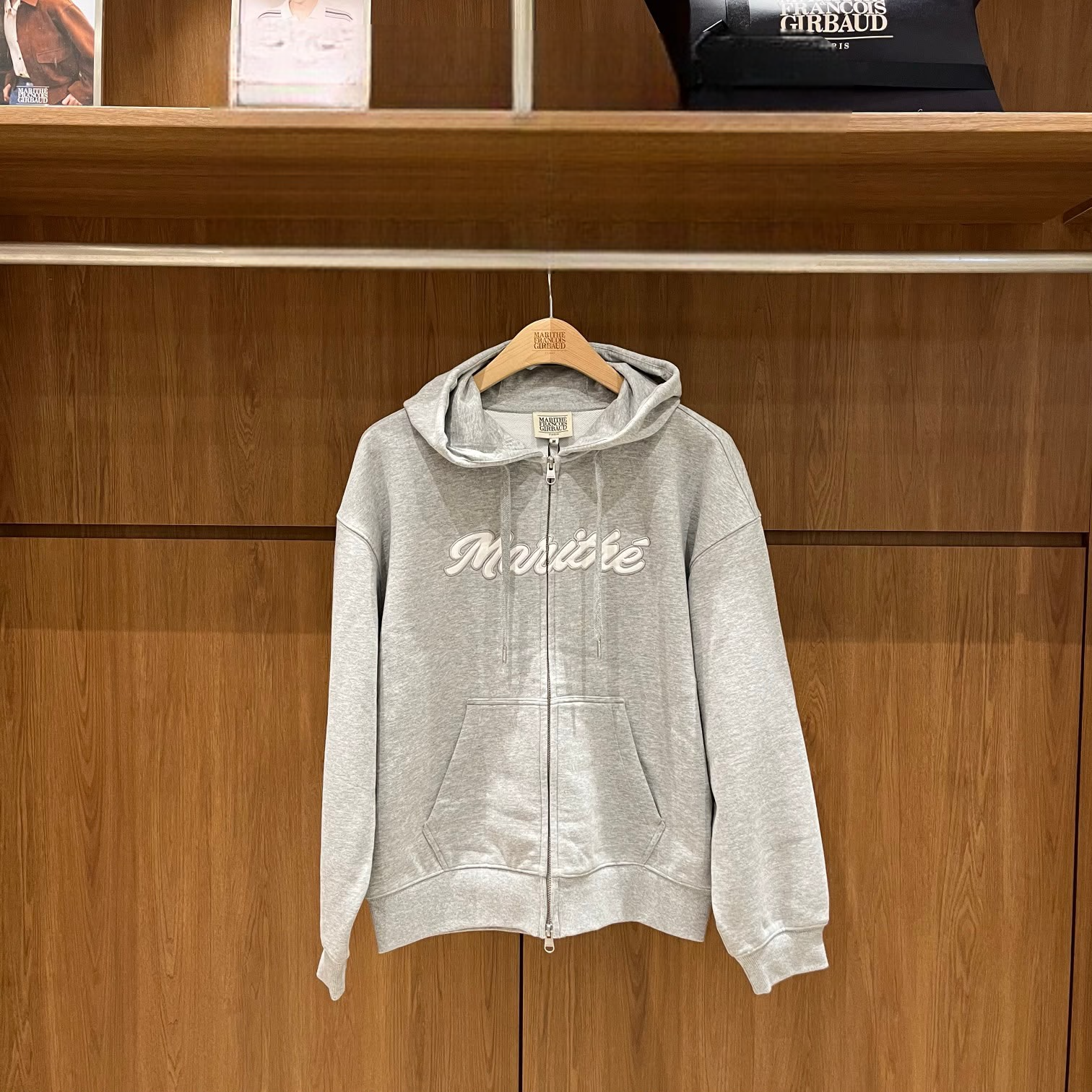 香港$980!!連線入code再減😱!!  MARITHE FRANCOIS GIRBAUD (MFG)｜MFG46FHZ107 W REGULAR LOGO APPLIQUE OVERSIZED HOODIE ZIPUP M378