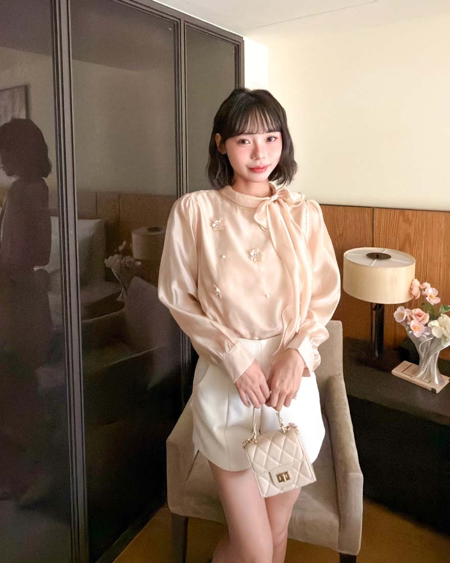 LINA LINA華麗女伶珍珠鑽石花朵蝴蝶綁結上衣-柔粉橘