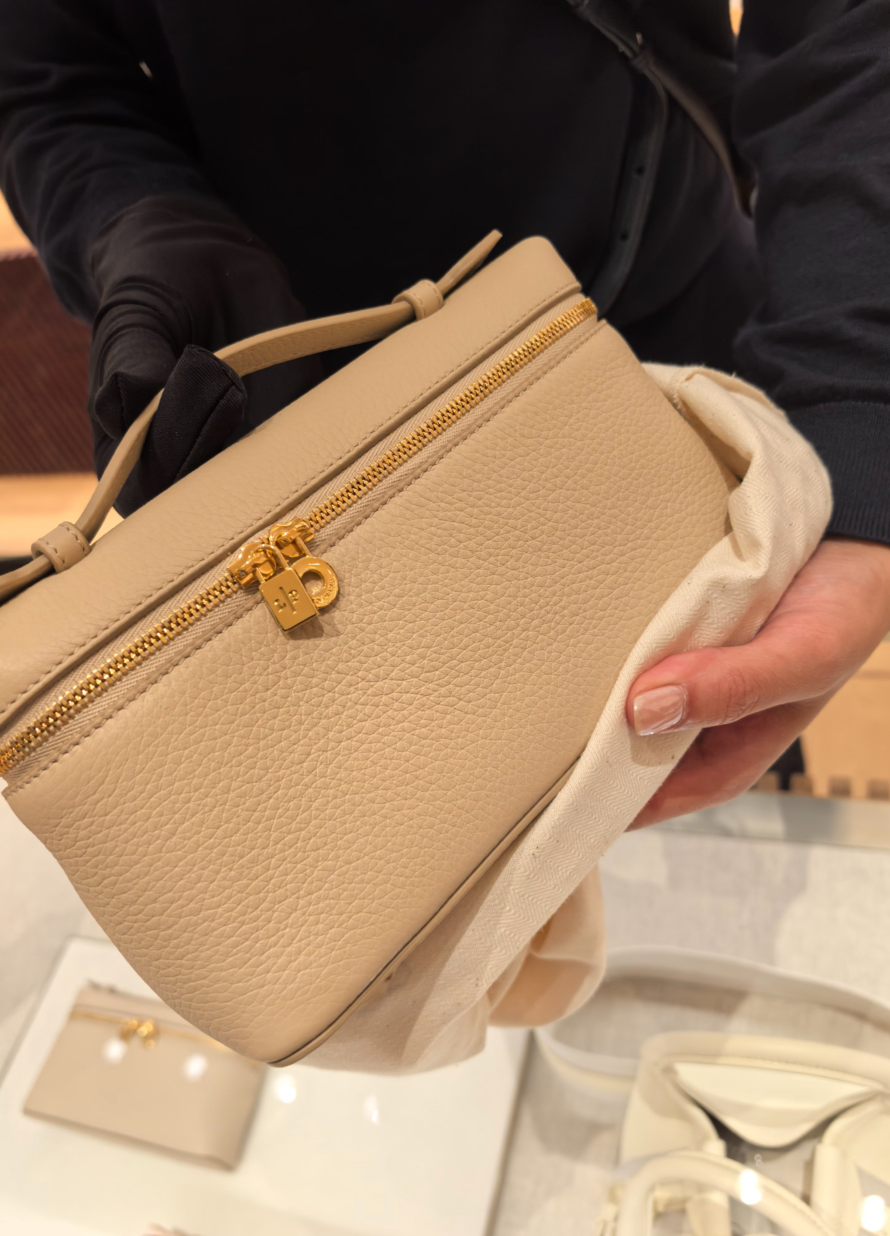 Loro Piana Extra Pocket L19 奶茶金 金扣飯盒袋手袋