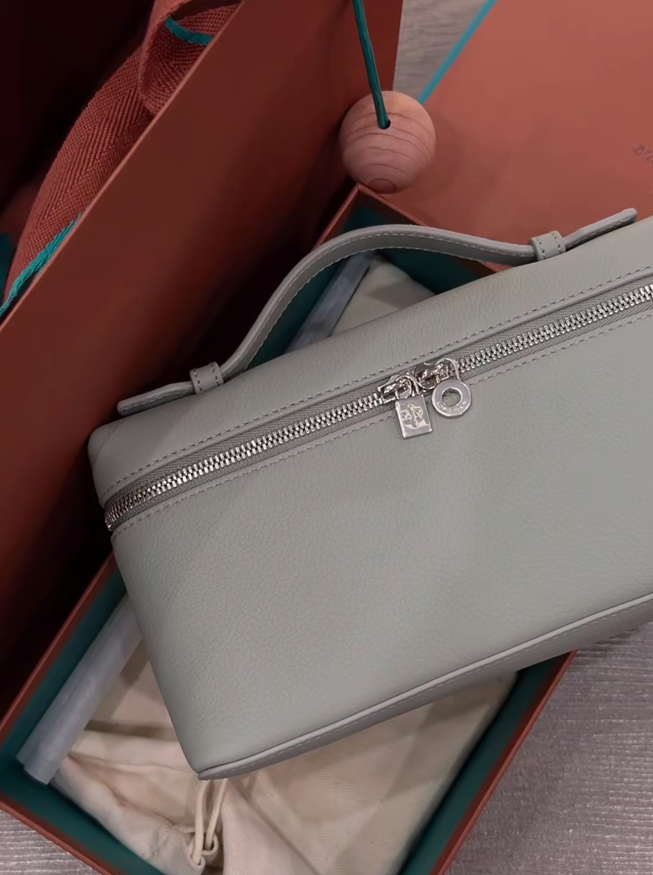 Loro Piana Extra Pocket L19 桉樹綠銀扣飯盒袋手袋