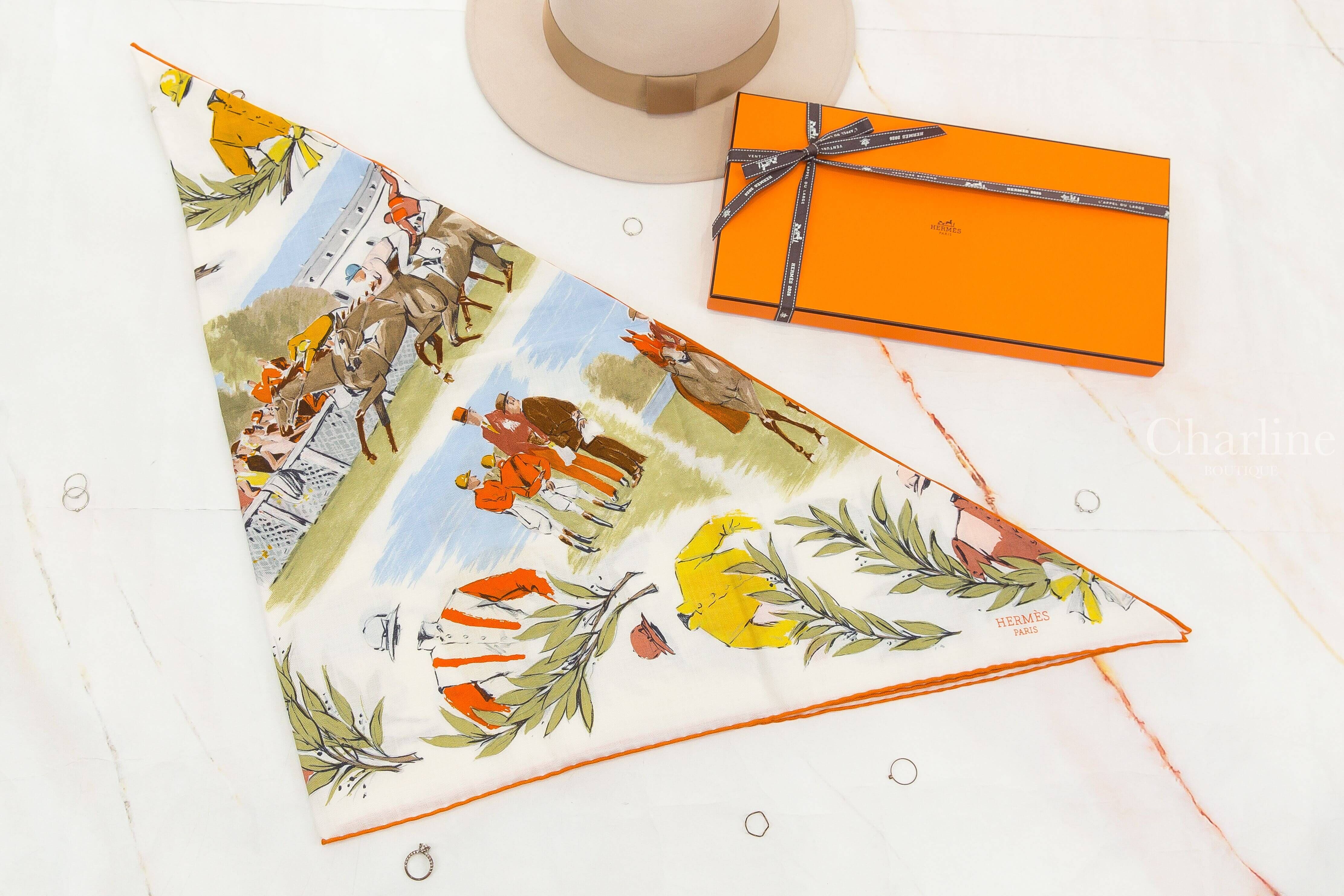Hermès Champ De Courses A Chantilly Triangle 白色/橘色/天藍色賽馬場咯什米爾真絲三角巾 平鋪展示賽馬場騎士與Hermès字樣