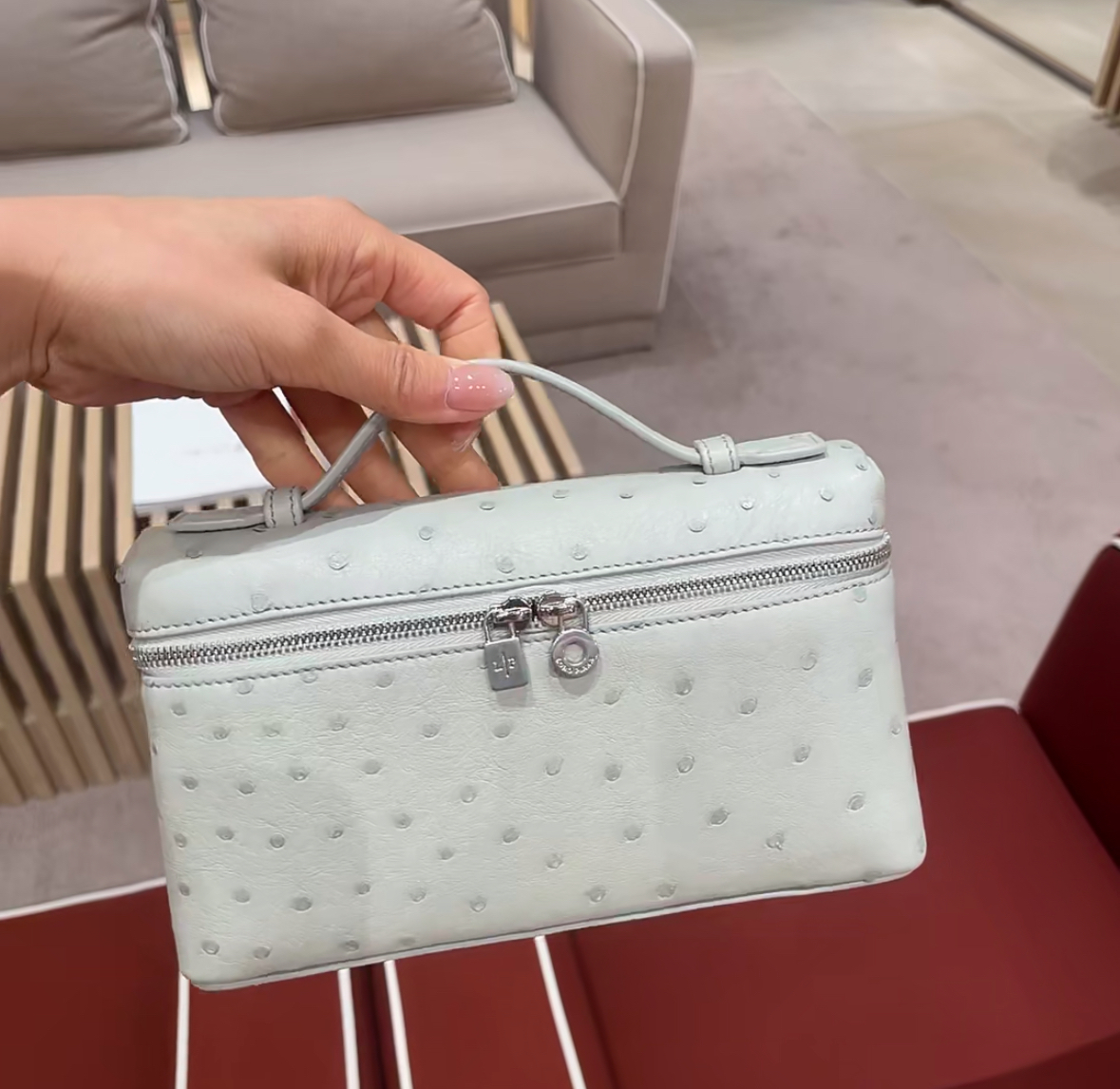 Loro Piana Extra Pocket L19 鴕鳥皮深冰色銀扣飯盒袋手袋