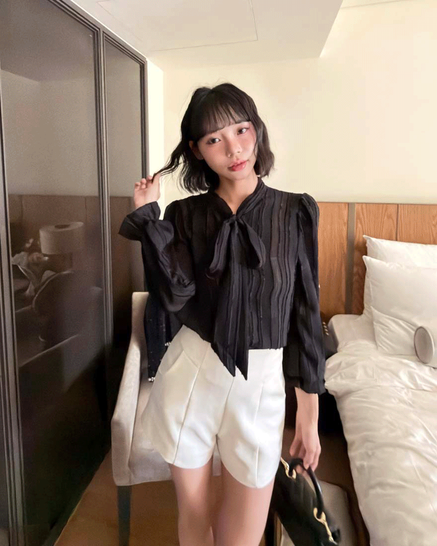 LINA LINA氣質女伶立體抽鬚織紋蝴蝶綁結上衣-高雅黑